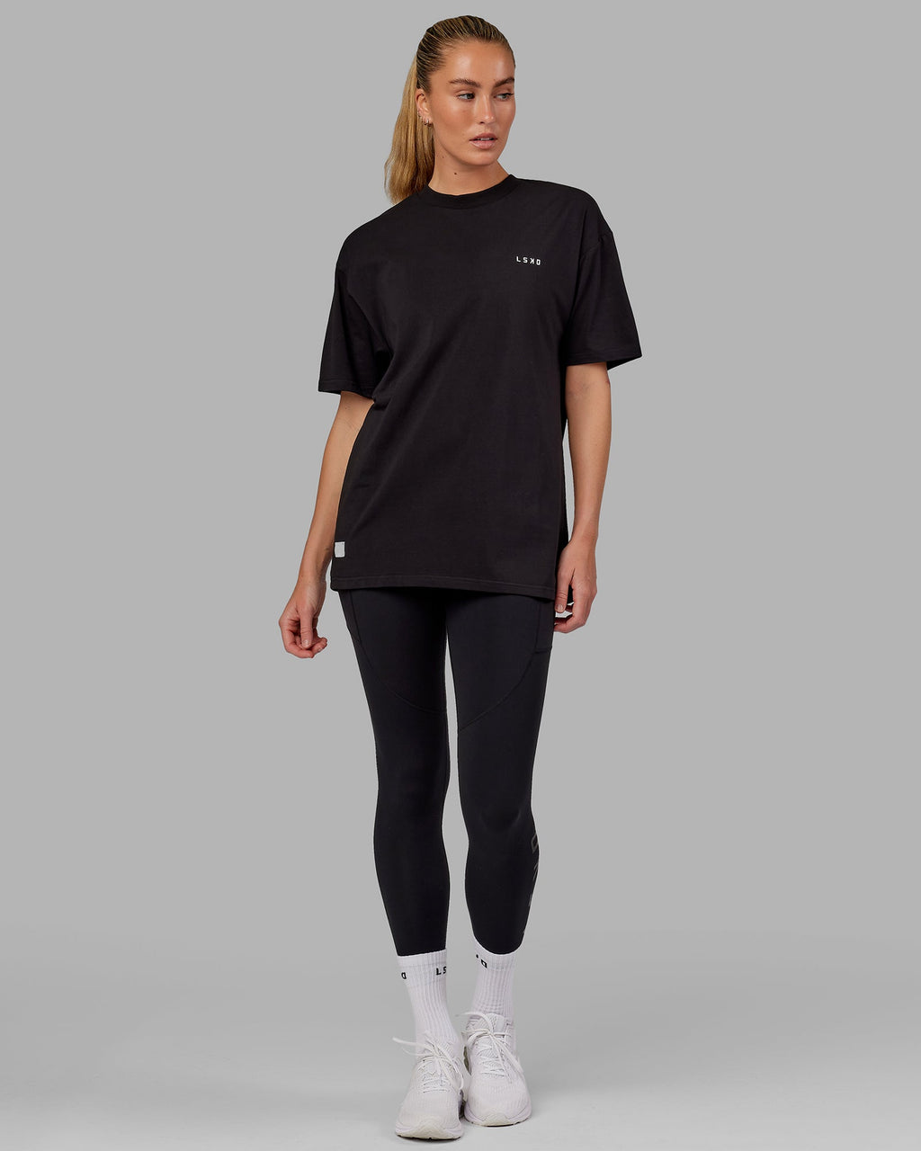 Woman wearing Unisex VS5 FLXCotton Tee Oversize - Black-White