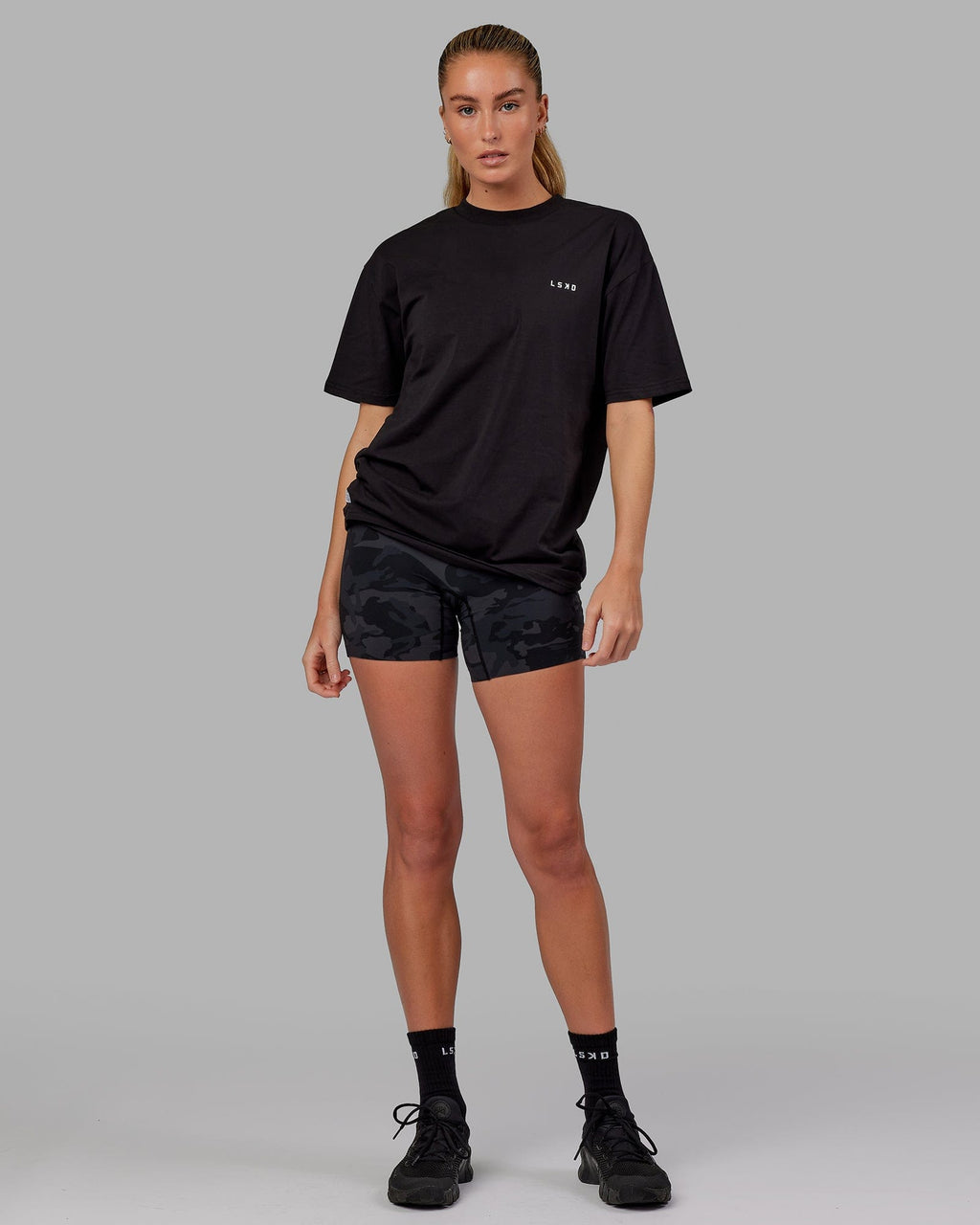 Woman wearing Unisex VS6 FLXCotton Tee Oversize - Black-White