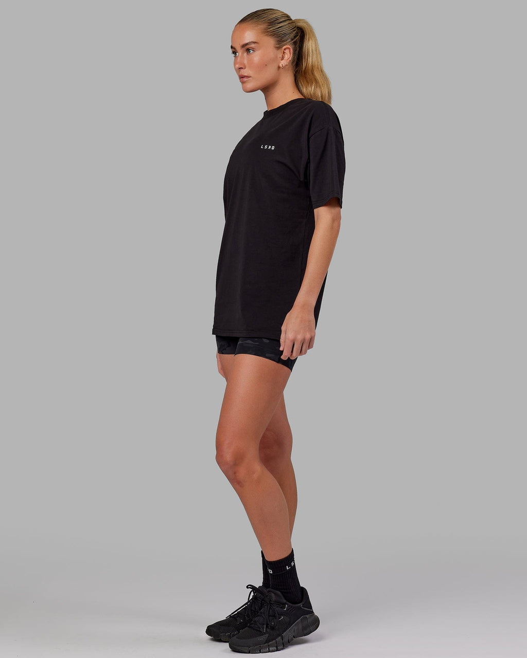 Woman wearing Unisex VS6 FLXCotton Tee Oversize - Black-White
