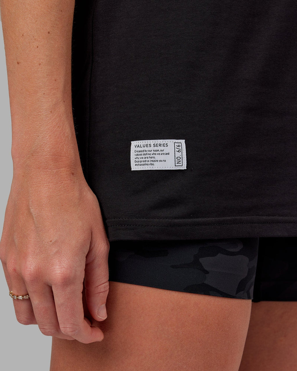 Woman wearing Unisex VS6 FLXCotton Tee Oversize - Black-White