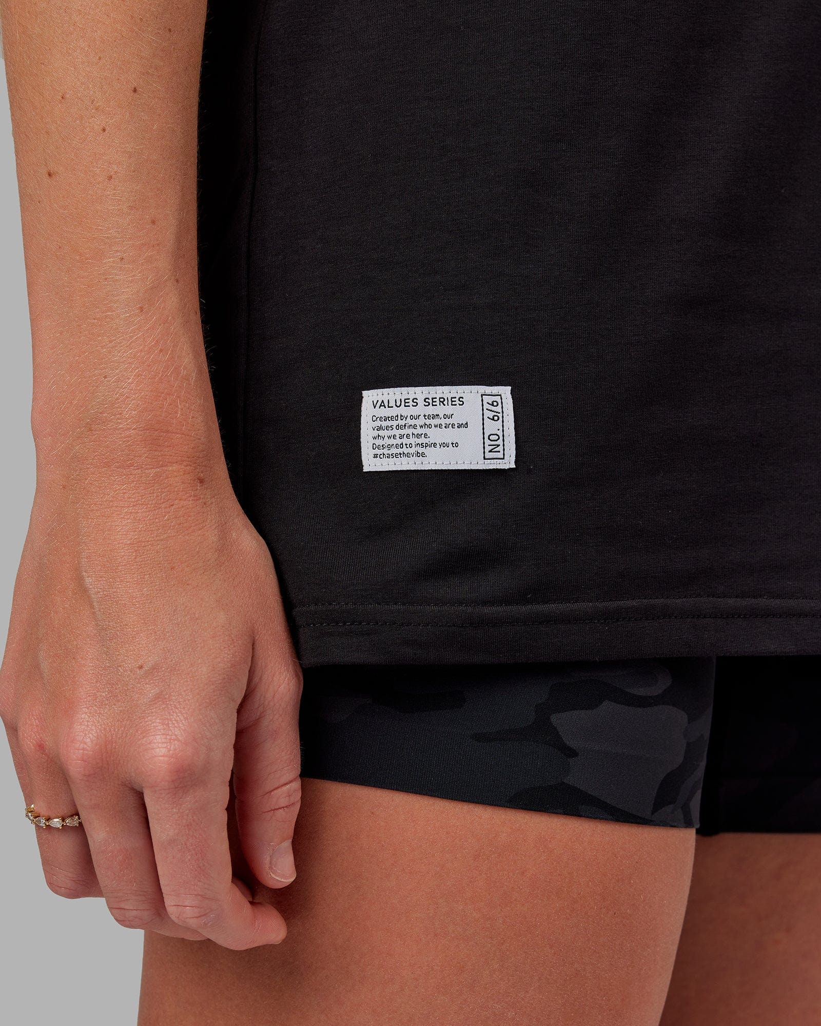 Woman wearing Unisex VS6 FLXCotton Tee Oversize - Black-White