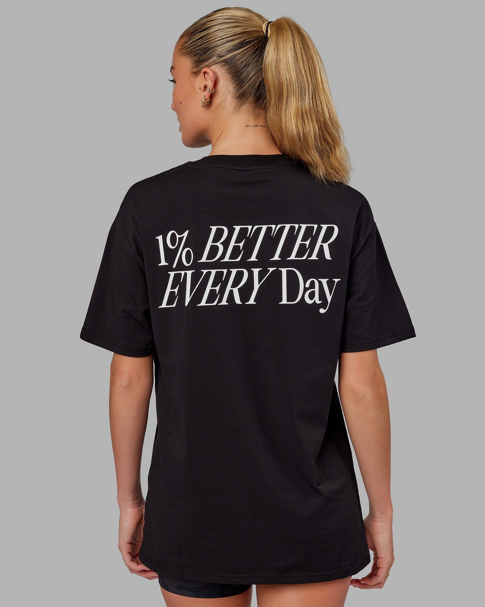 Woman wearing Unisex VS6 FLXCotton Tee Oversize - Black-White