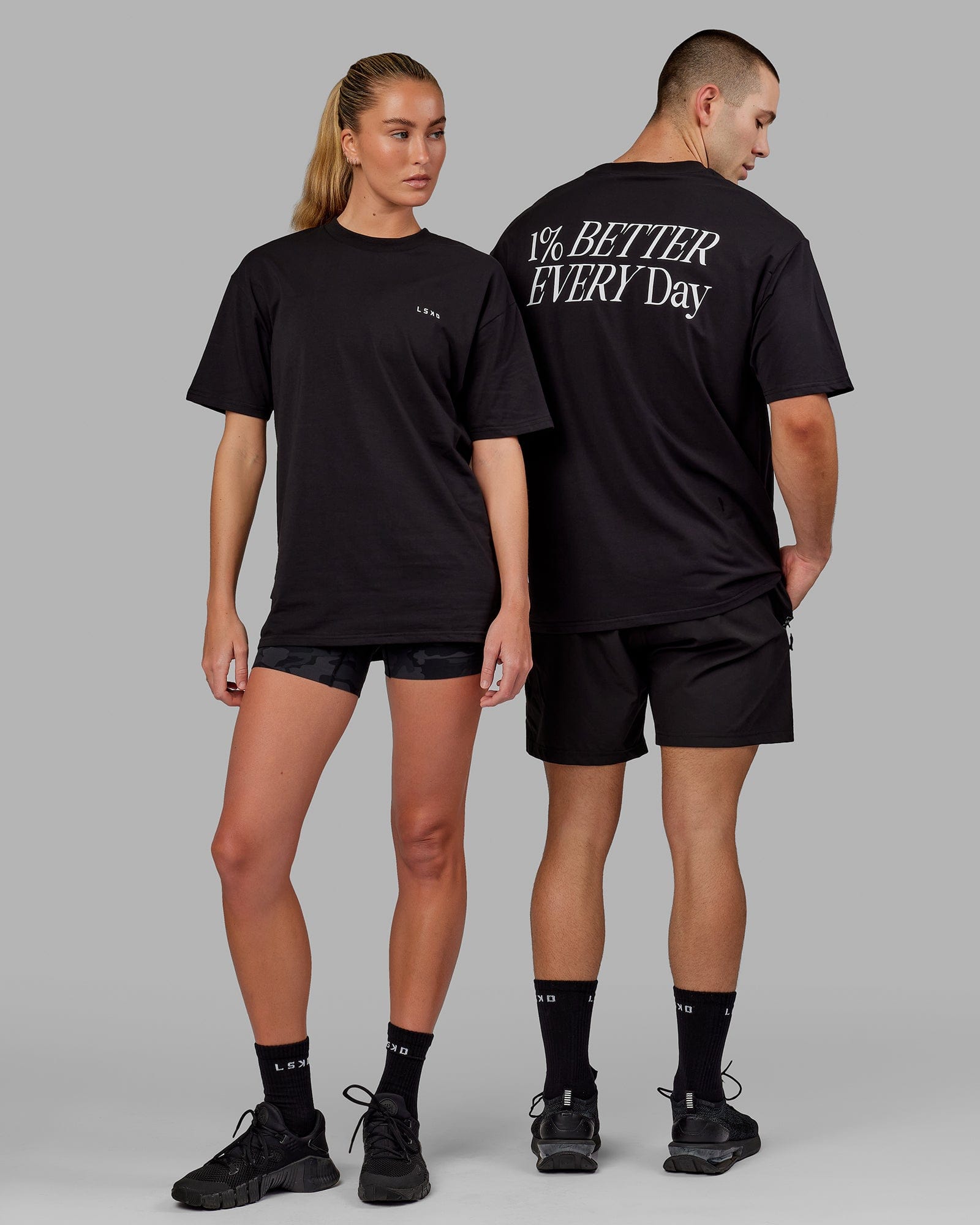 Woman wearing Unisex VS6 FLXCotton Tee Oversize - Black-White