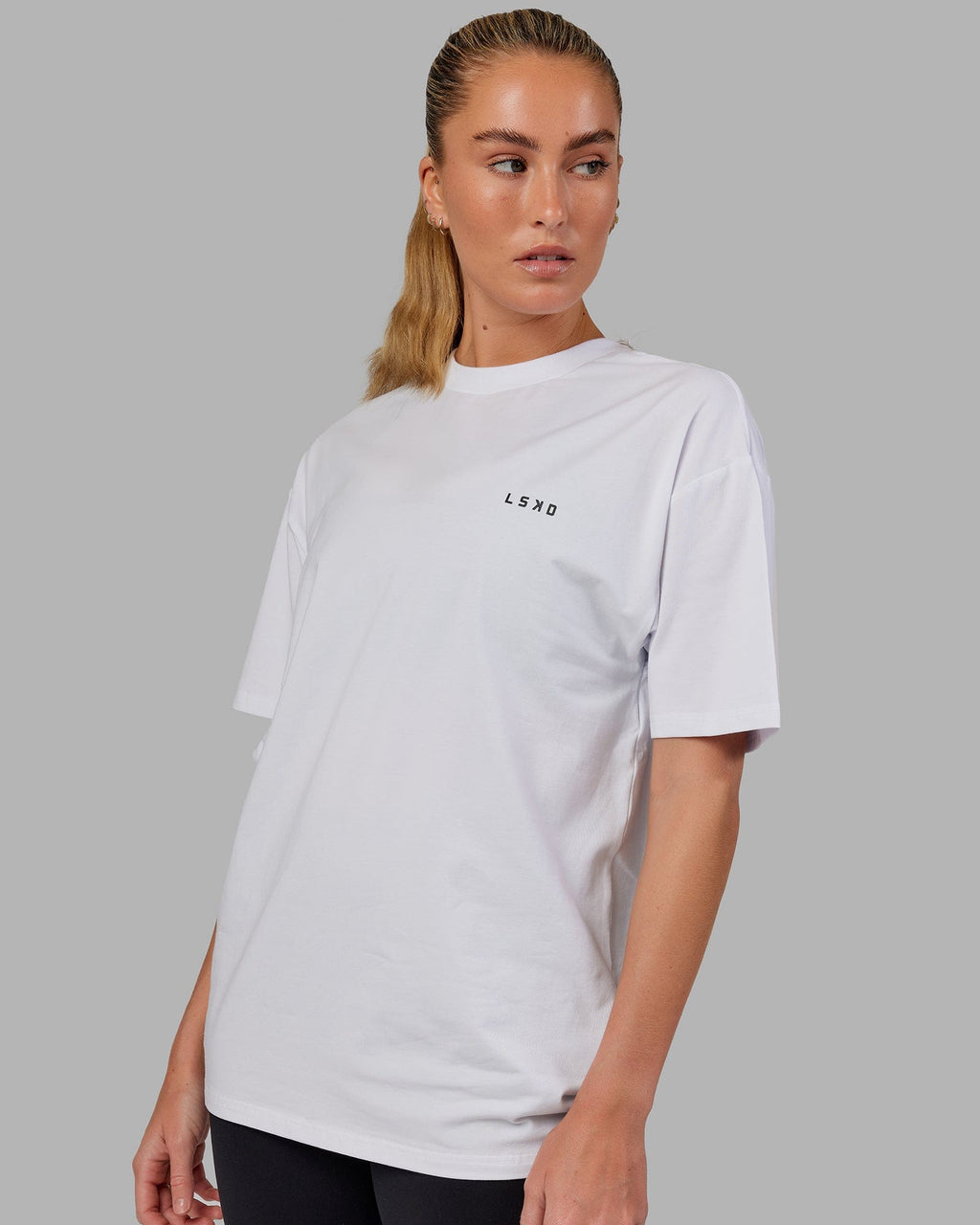 Woman wearing Unisex VS6 FLXCotton Tee Oversize - White-Black
