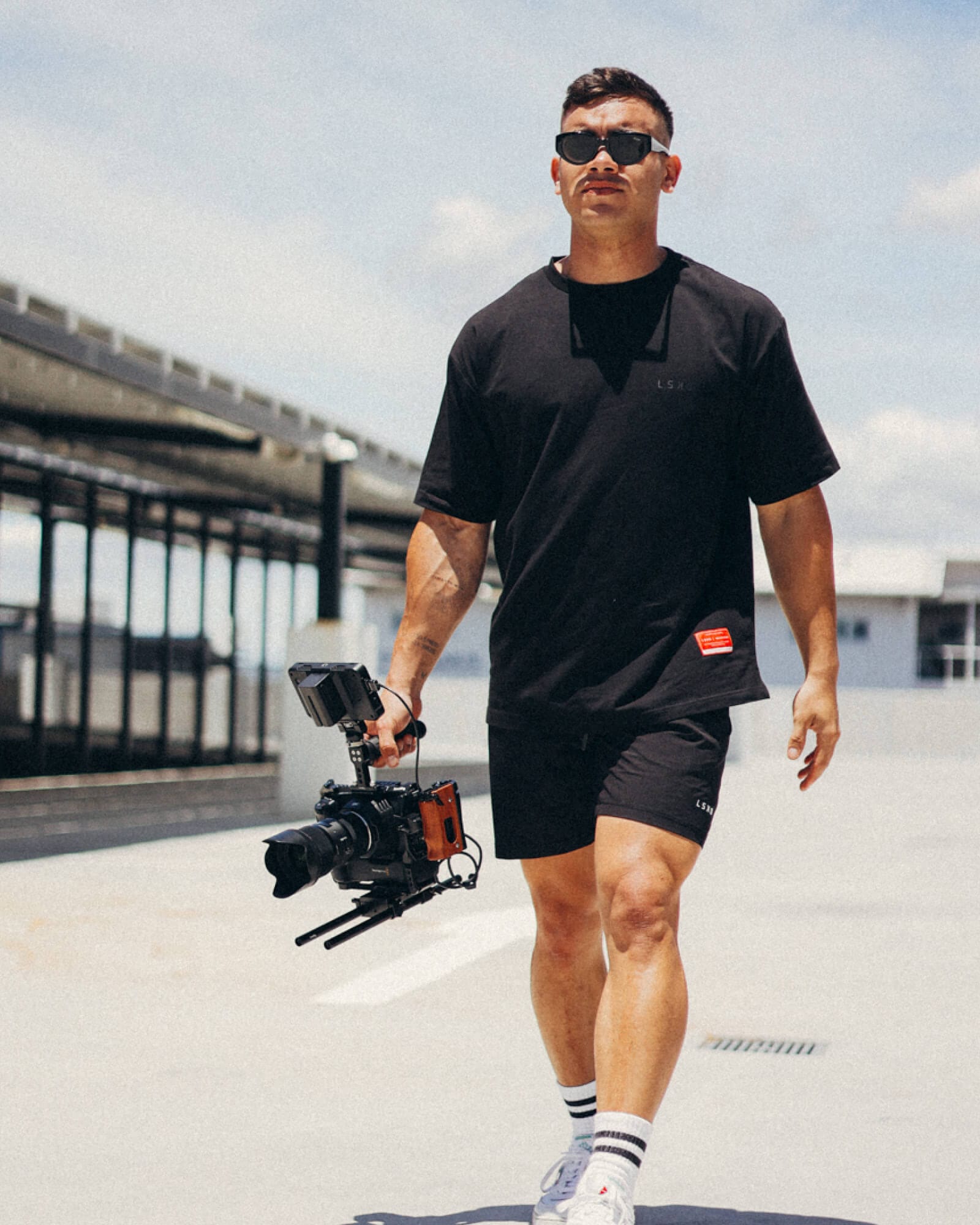 Model wearing Unisex Authentic Tee Oversize - Black