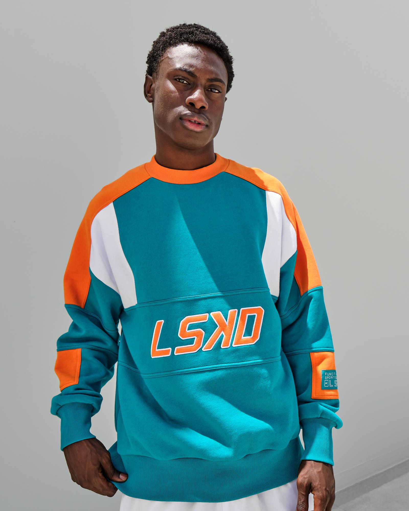 Model wearing Slam Sweater Oversize - Teal Orange