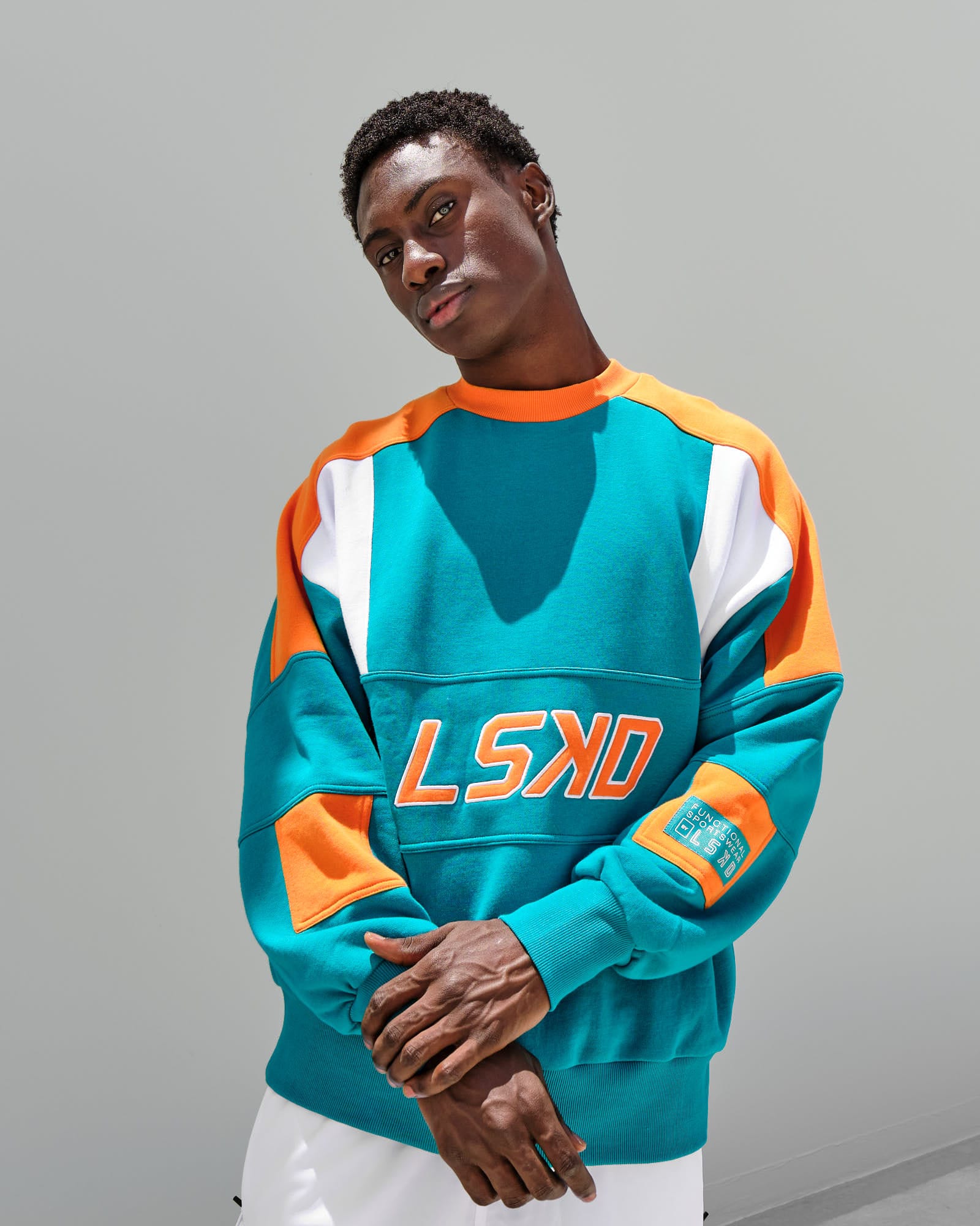 Model wearing Slam Sweater Oversize - Teal Orange