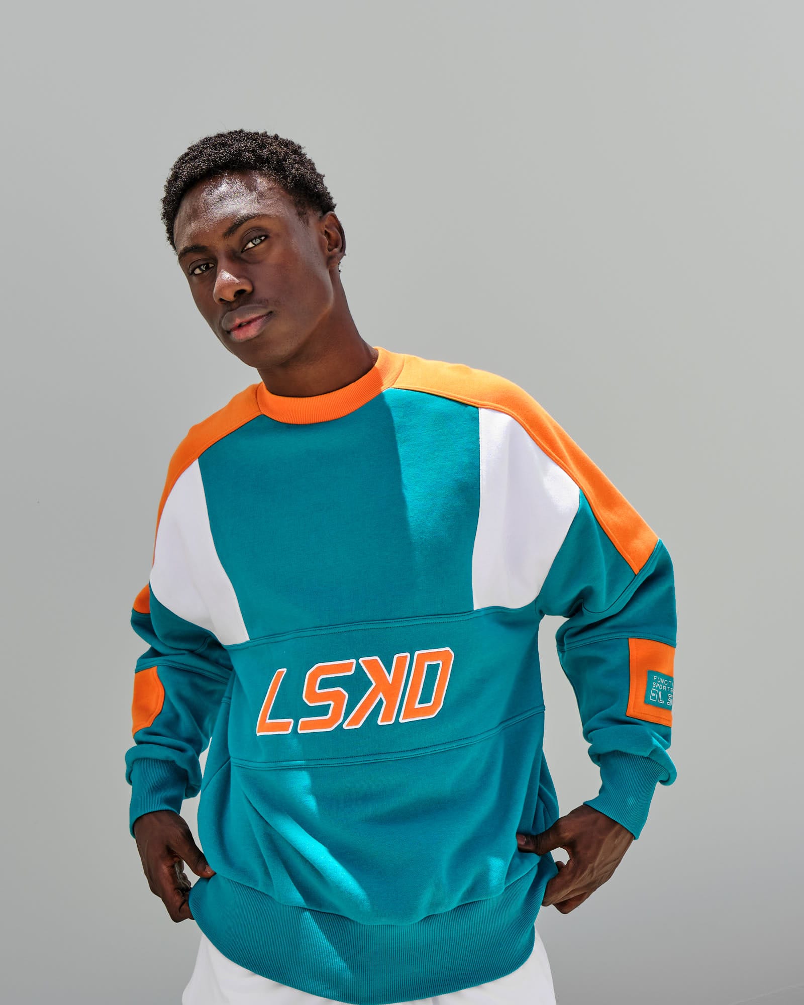 Model wearing Slam Sweater Oversize - Teal Orange