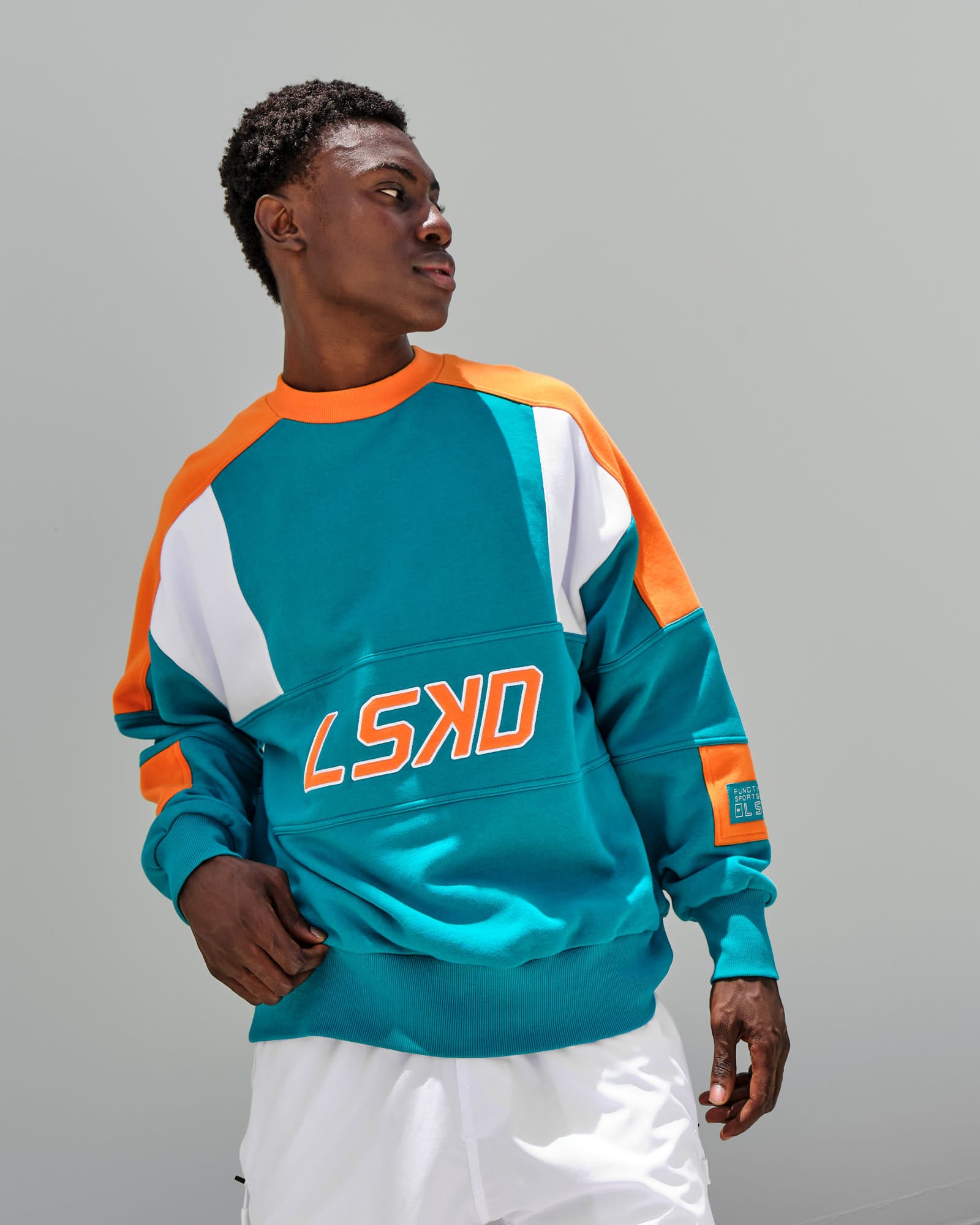 Model wearing Slam Sweater Oversize - Teal Orange