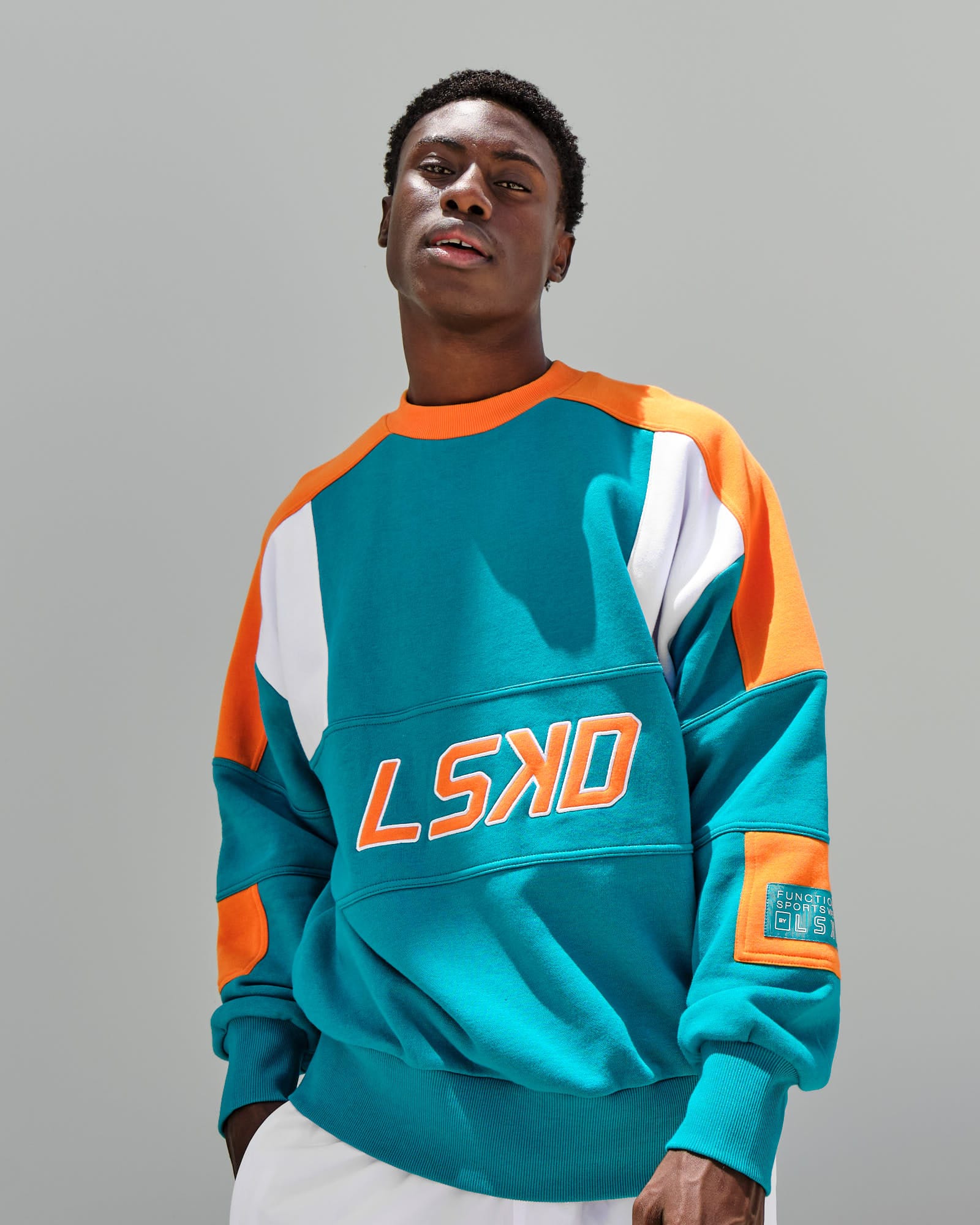 Model wearing Slam Sweater Oversize - Teal Orange
