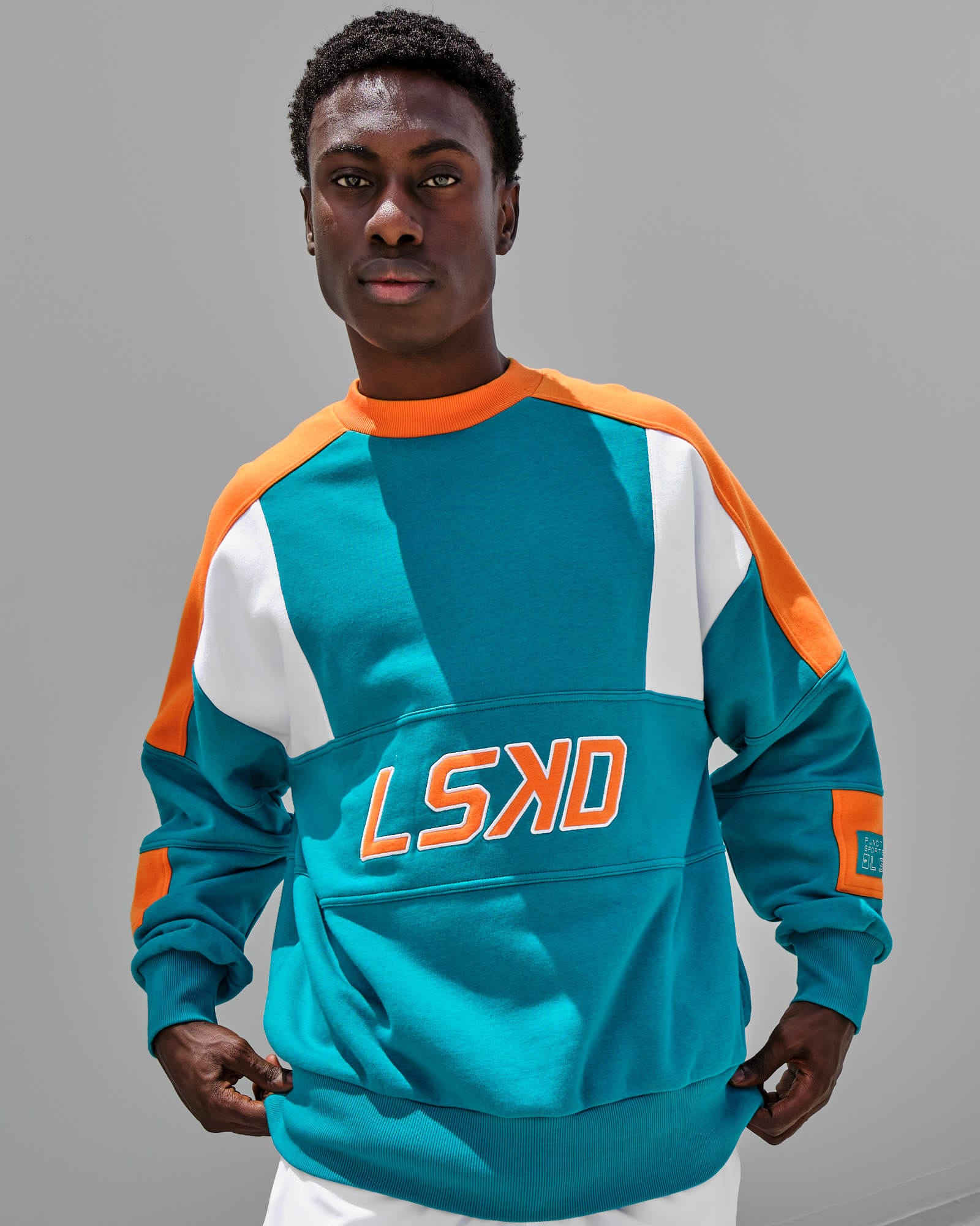 Model wearing Slam Sweater Oversize - Teal Orange