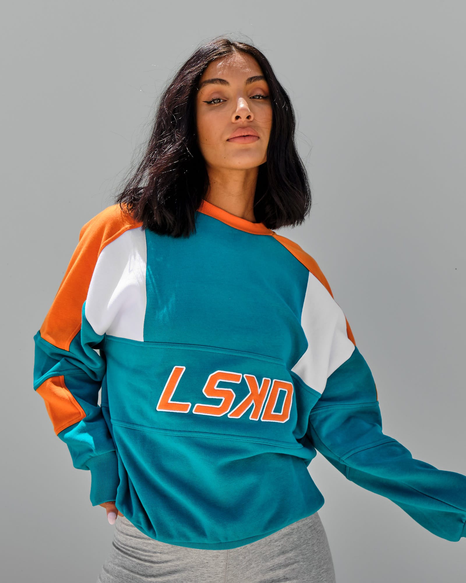Model wearing Unisex Slam Sweater Oversize - Teal Orange