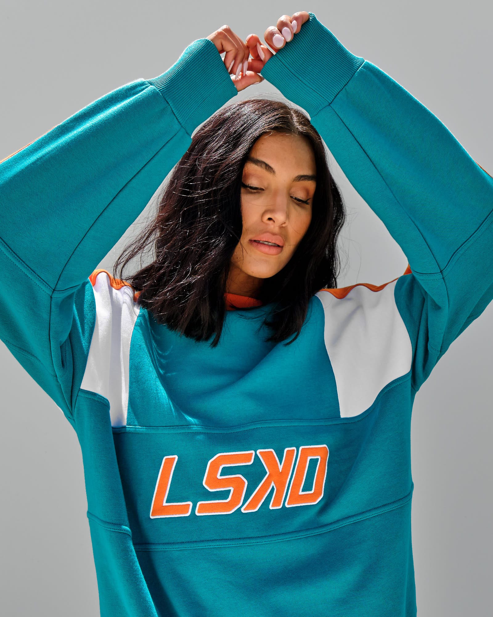 Model wearing Unisex Slam Sweater Oversize - Teal Orange