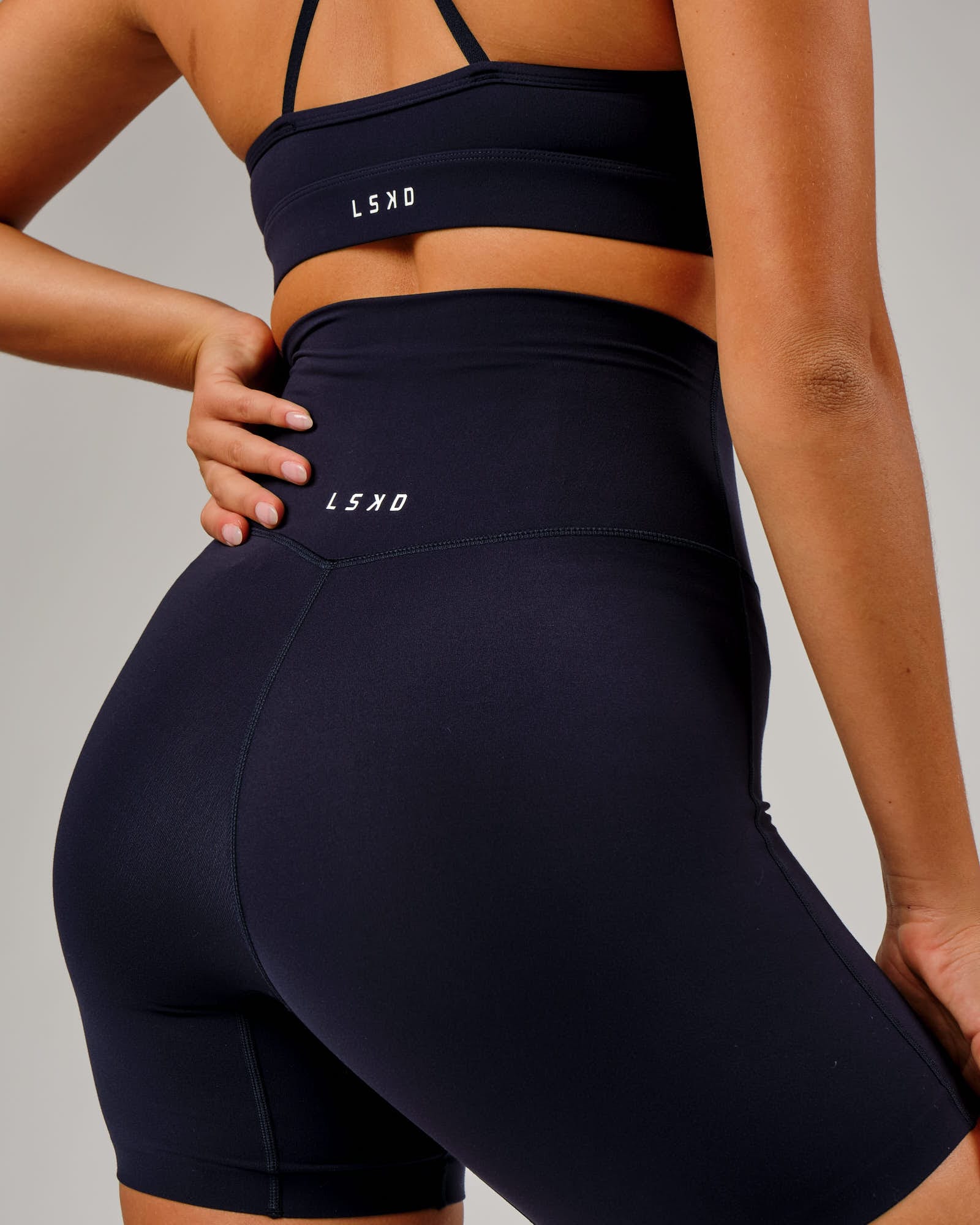 Model wearing Elixir Mid Short Tight - Navy