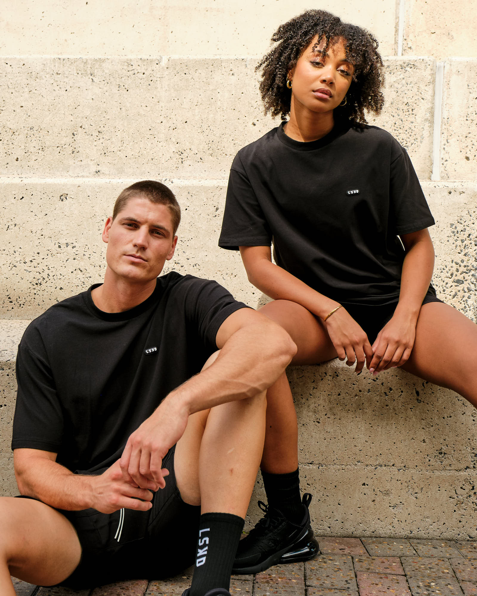 Model wearing Unisex Capsule Tee Oversize - Black