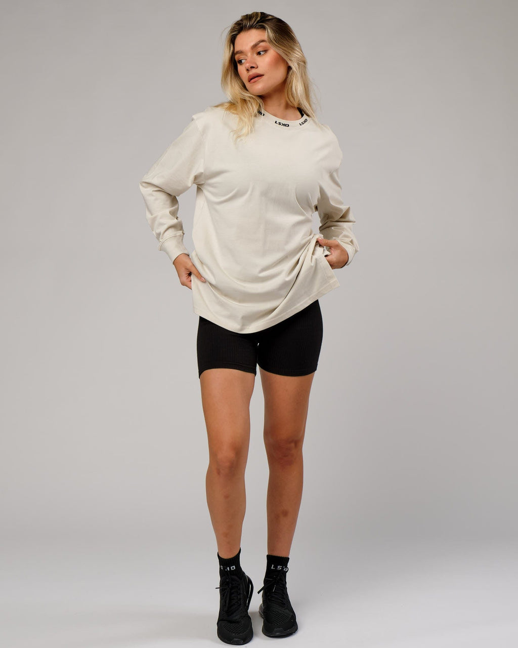 Model wearing Unisex Laps LS Tee Oversize - Bone