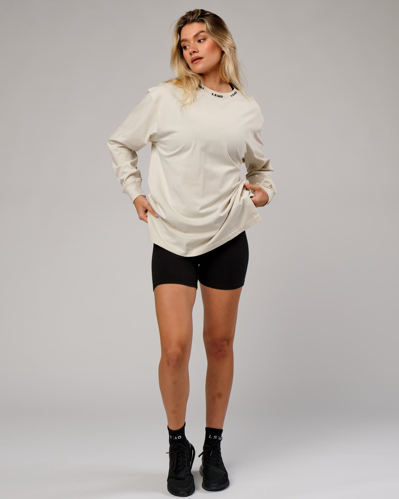 Model wearing Unisex Laps LS Tee Oversize - Bone