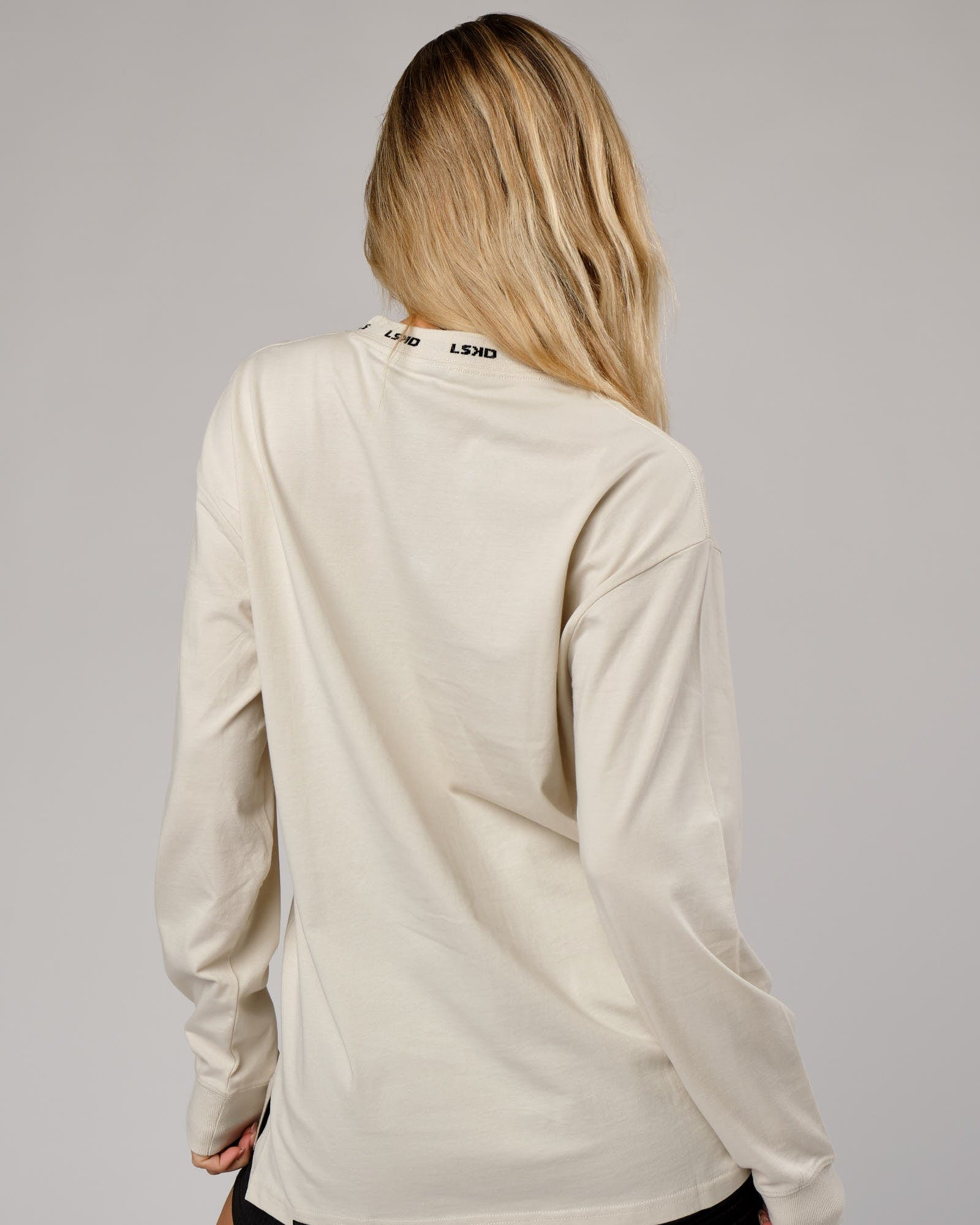 Model wearing Unisex Laps LS Tee Oversize - Bone