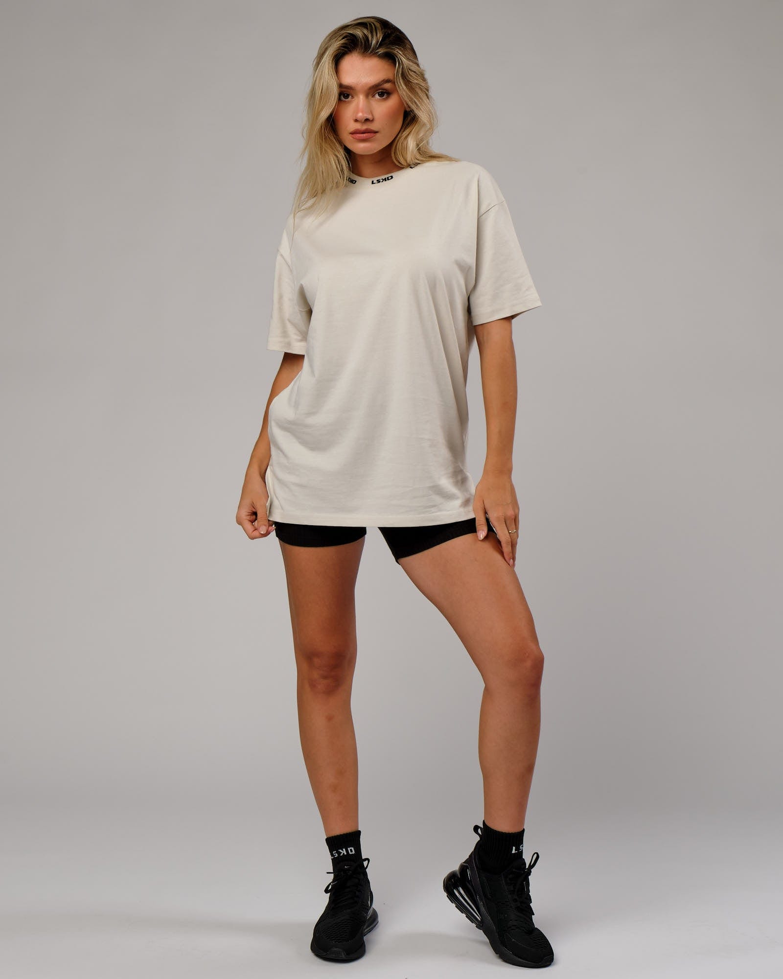 Model wearing Unisex Laps Tee Oversize - Bone