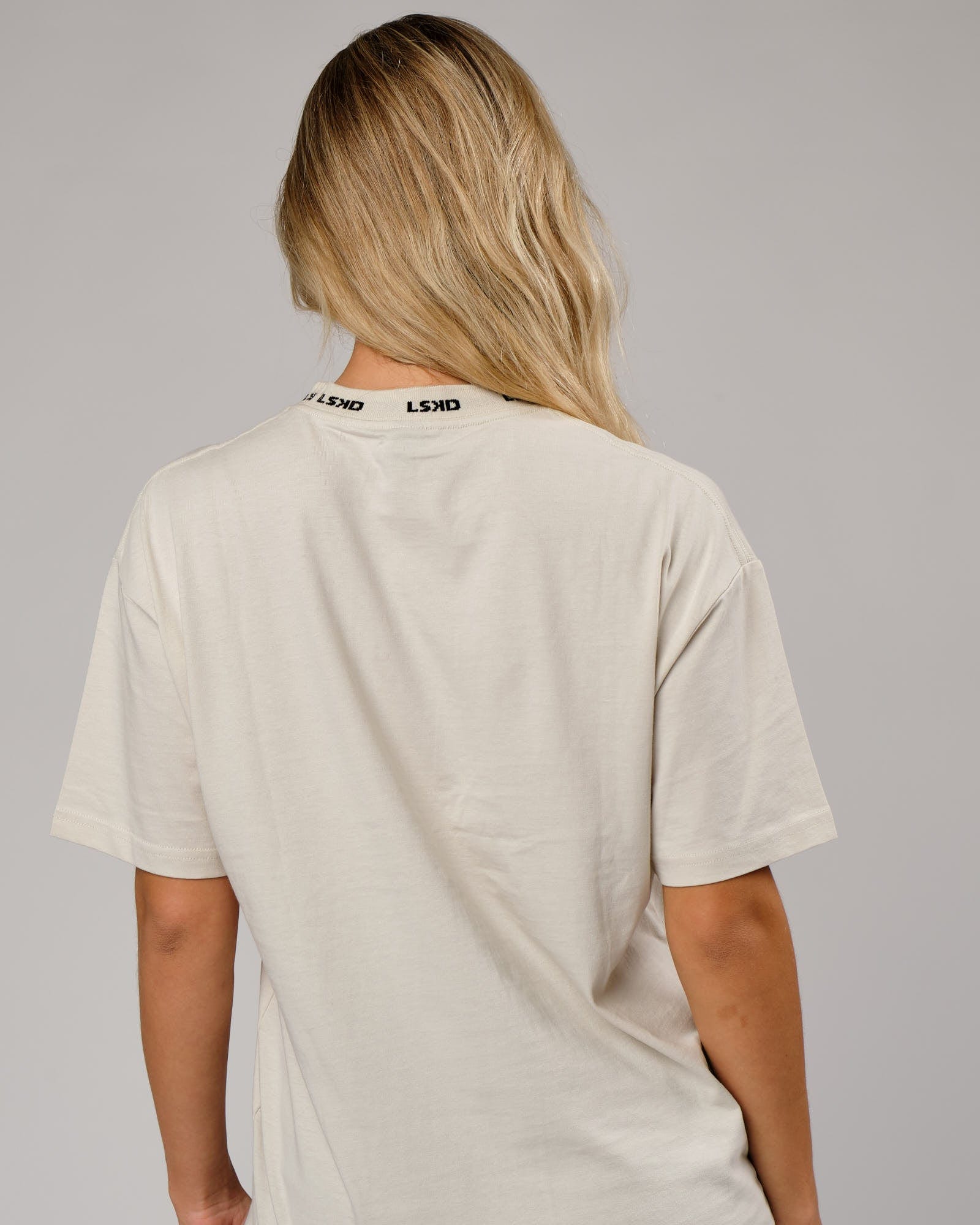 Model wearing Unisex Laps Tee Oversize - Bone