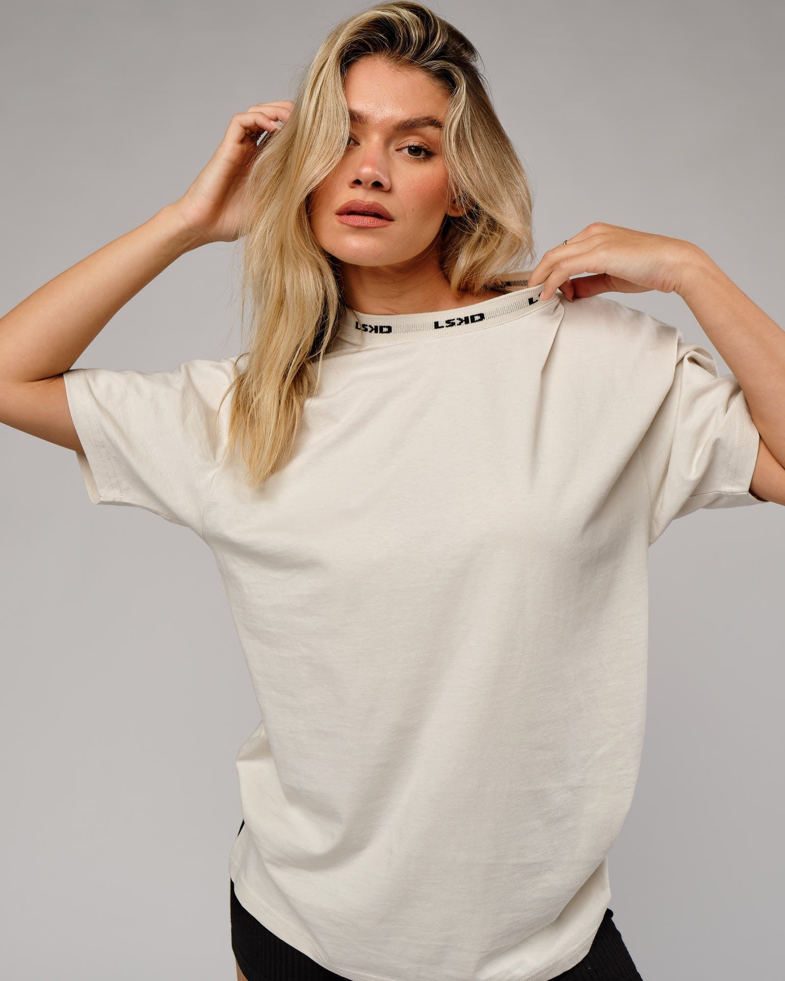 Model wearing Unisex Laps Tee Oversize - Bone