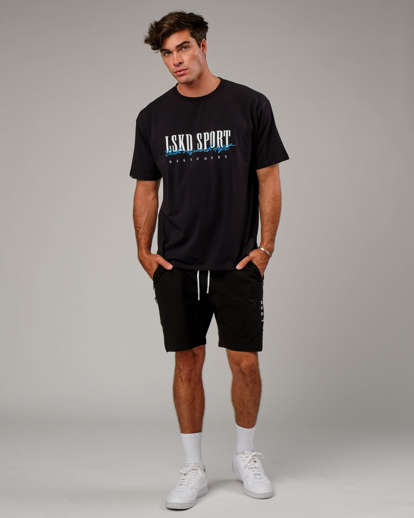 Model wearing Faculty FLXCotton Tee Oversize - Black-Blue