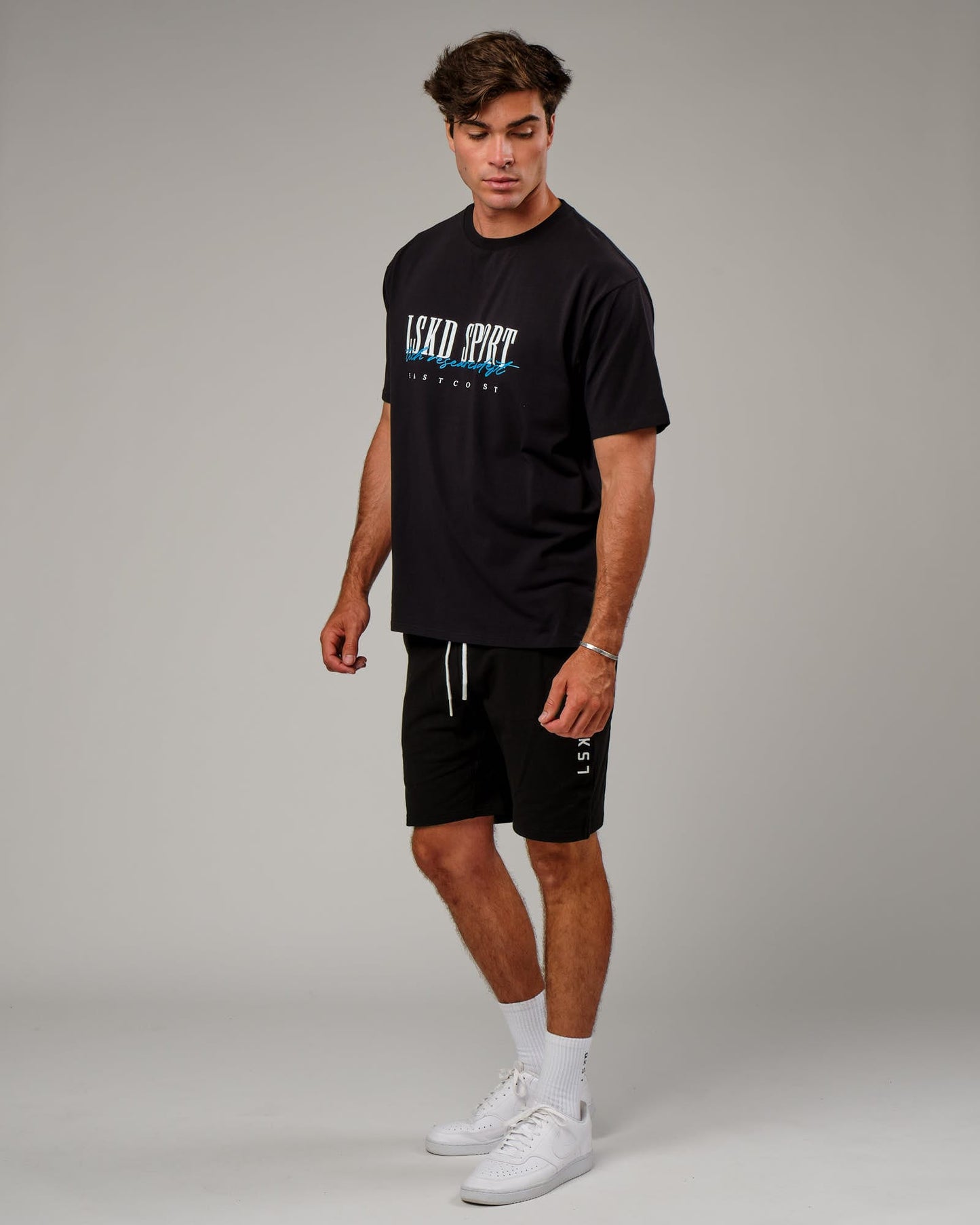 Model wearing Faculty FLXCotton Tee Oversize - Black-Blue