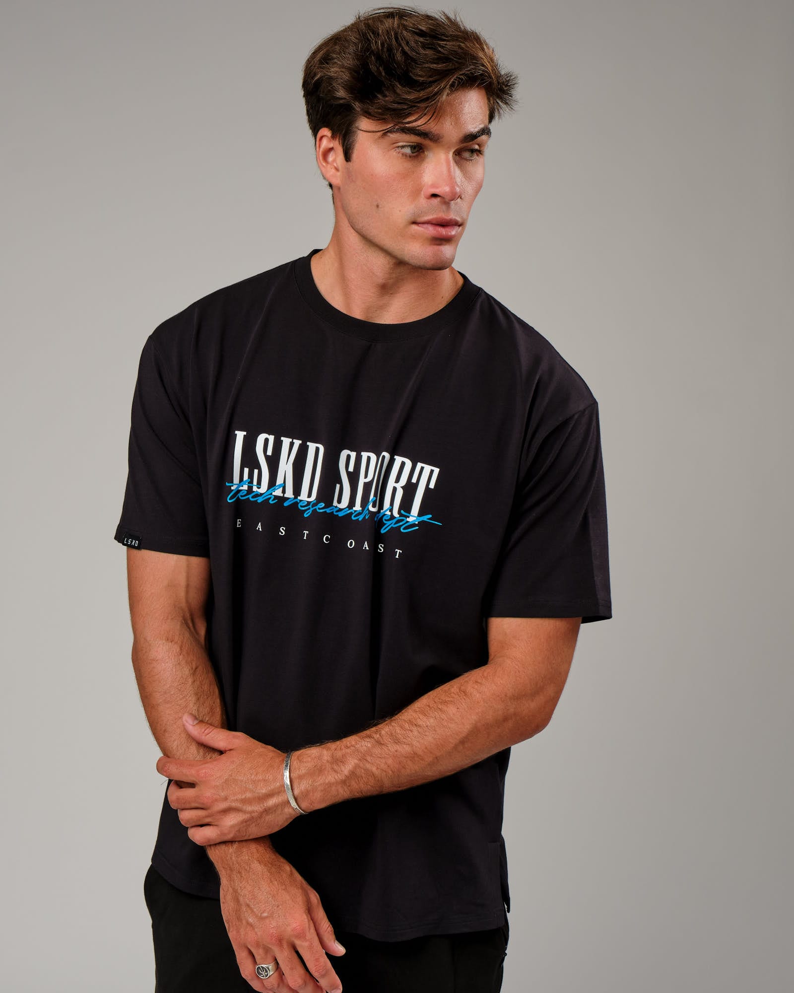 Model wearing Faculty FLXCotton Tee Oversize - Black-Blue