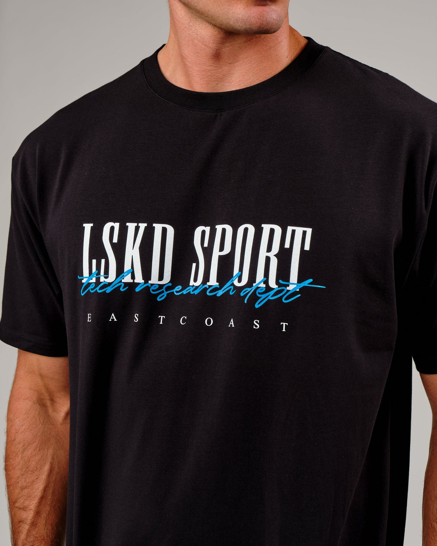 Model wearing Faculty FLXCotton Tee Oversize - Black-Blue