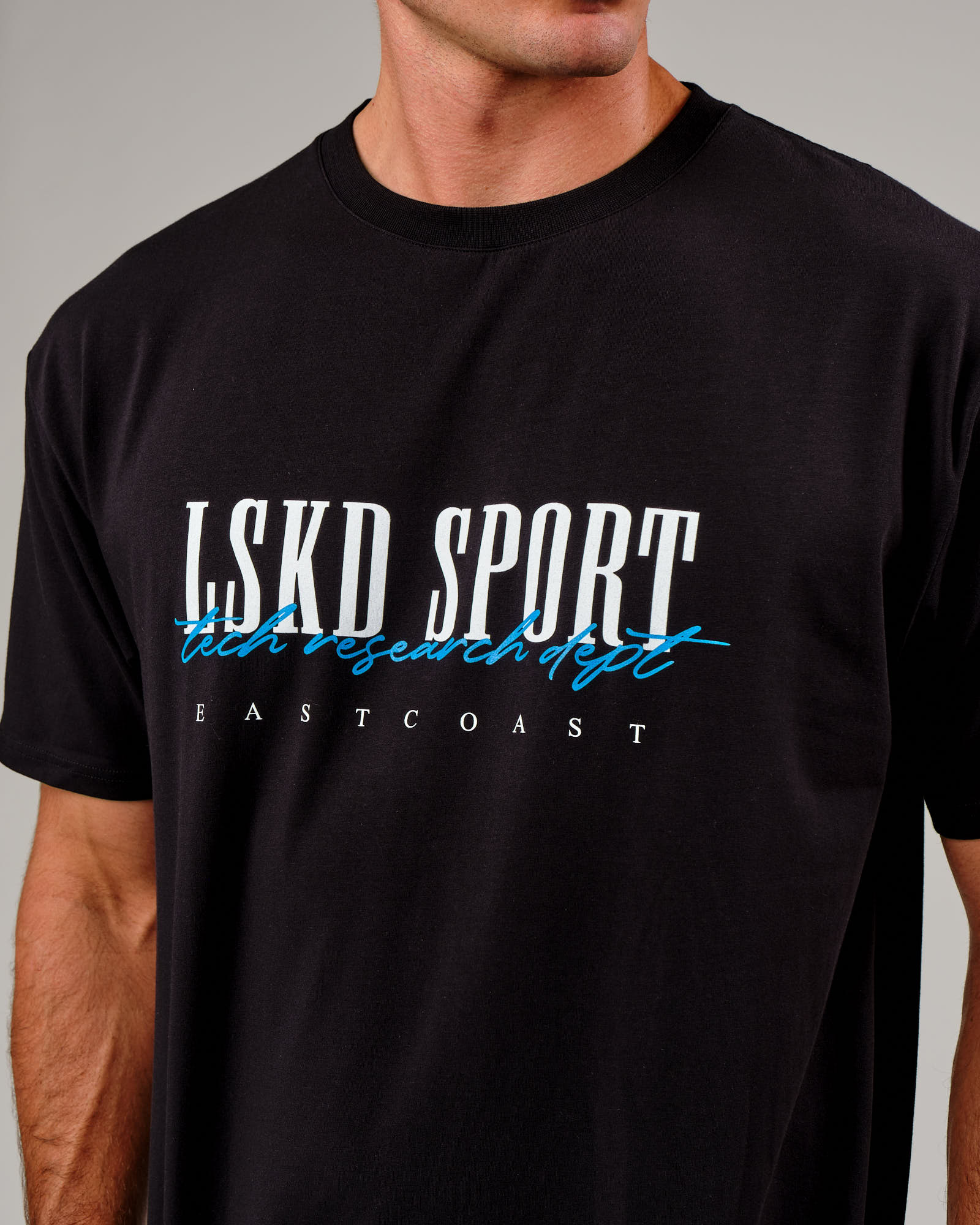 Model wearing Faculty FLXCotton Tee Oversize - Black-Blue