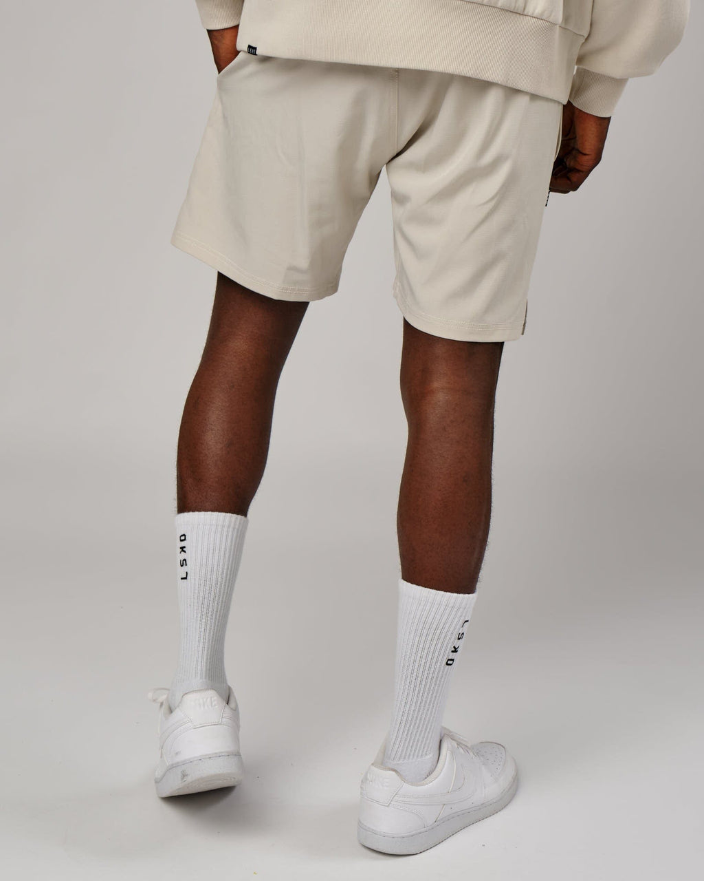 Model wearing Capsule 7" Performance Short - Bone