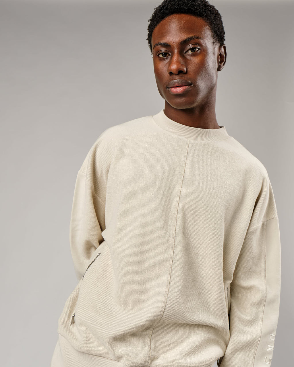 Model wearing Therma Sweater Oversize - Bone