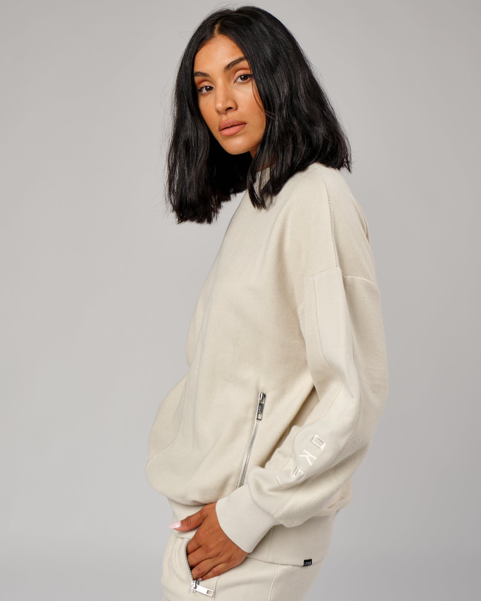Model wearing Unisex Therma Sweater Oversize - Bone