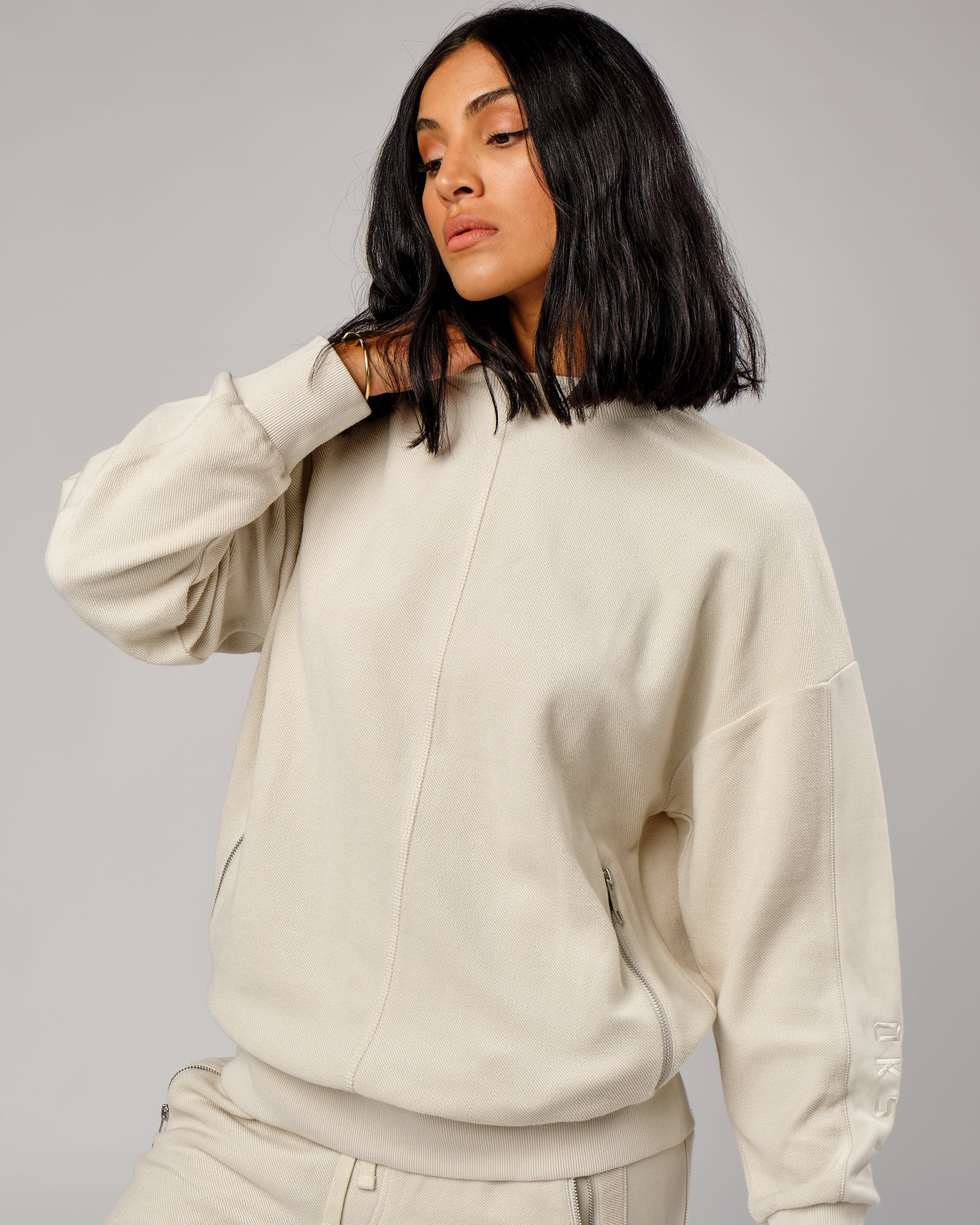 Model wearing Unisex Therma Sweater Oversize - Bone