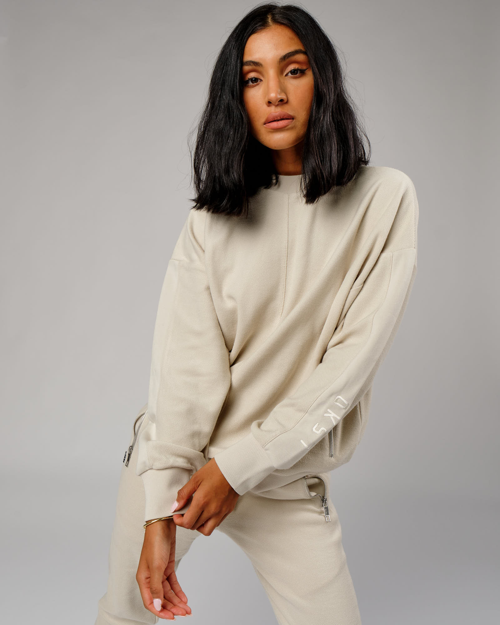 Model wearing Unisex Therma Sweater Oversize - Bone