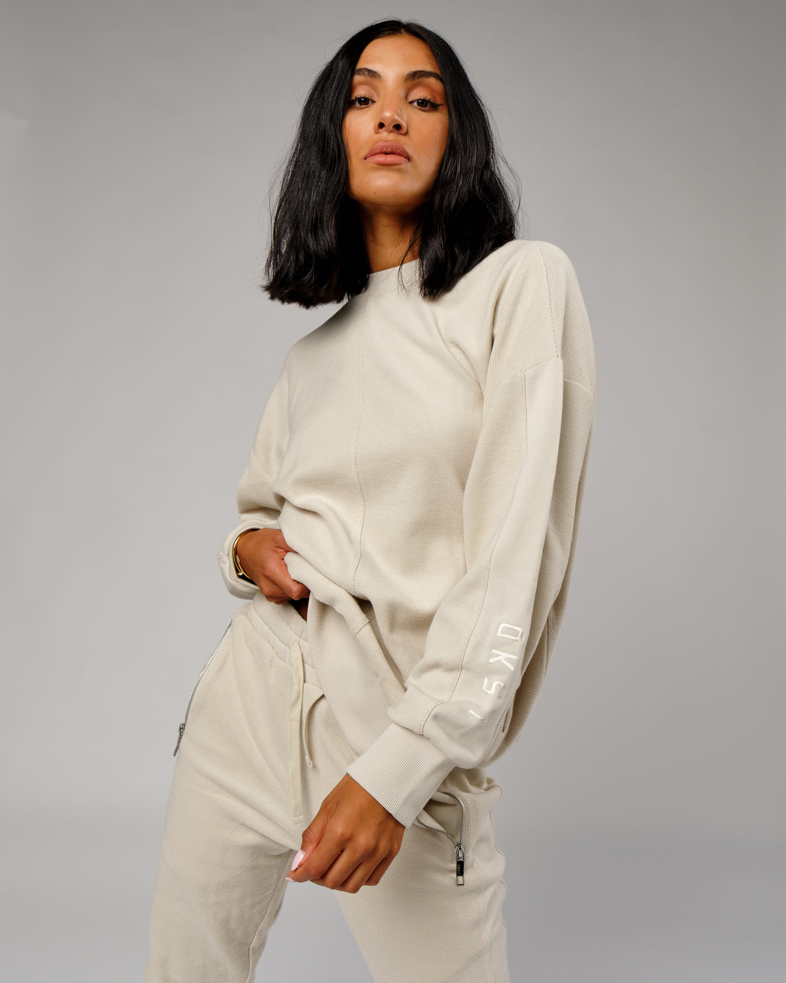 Model wearing Unisex Therma Sweater Oversize - Bone