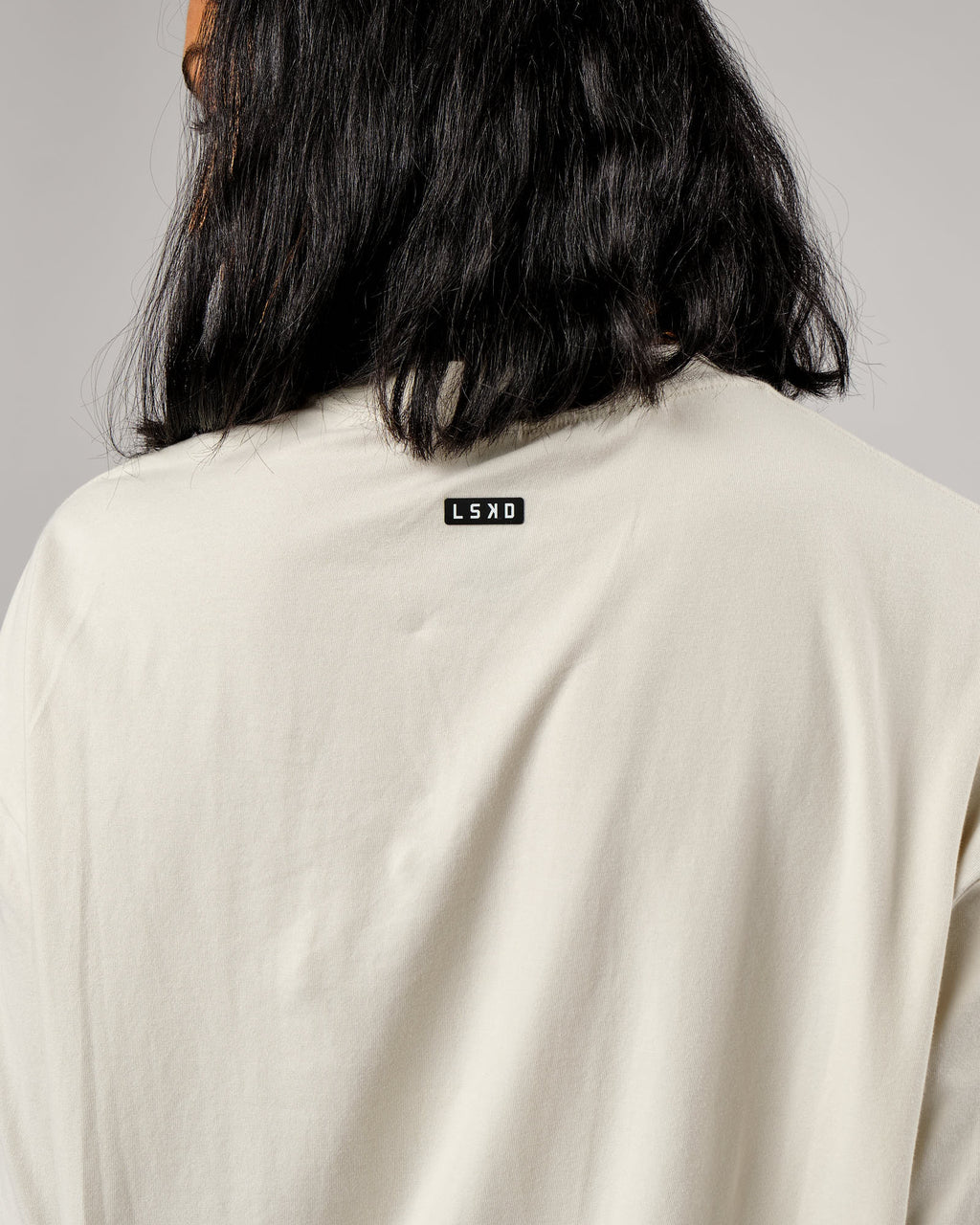 Model wearing Unisex Capsule Tee Oversize - Bone