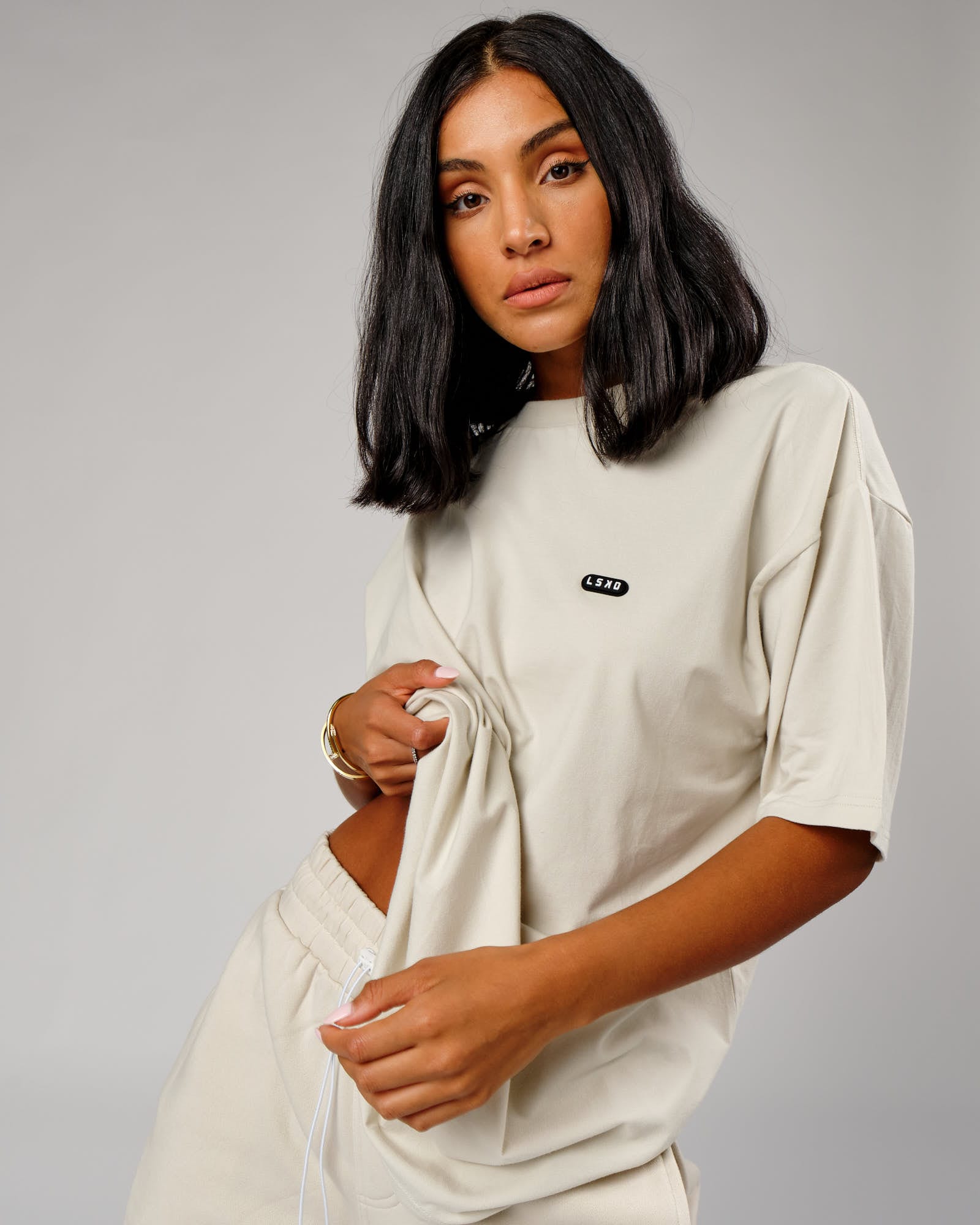 Model wearing Unisex Capsule Tee Oversize - Bone