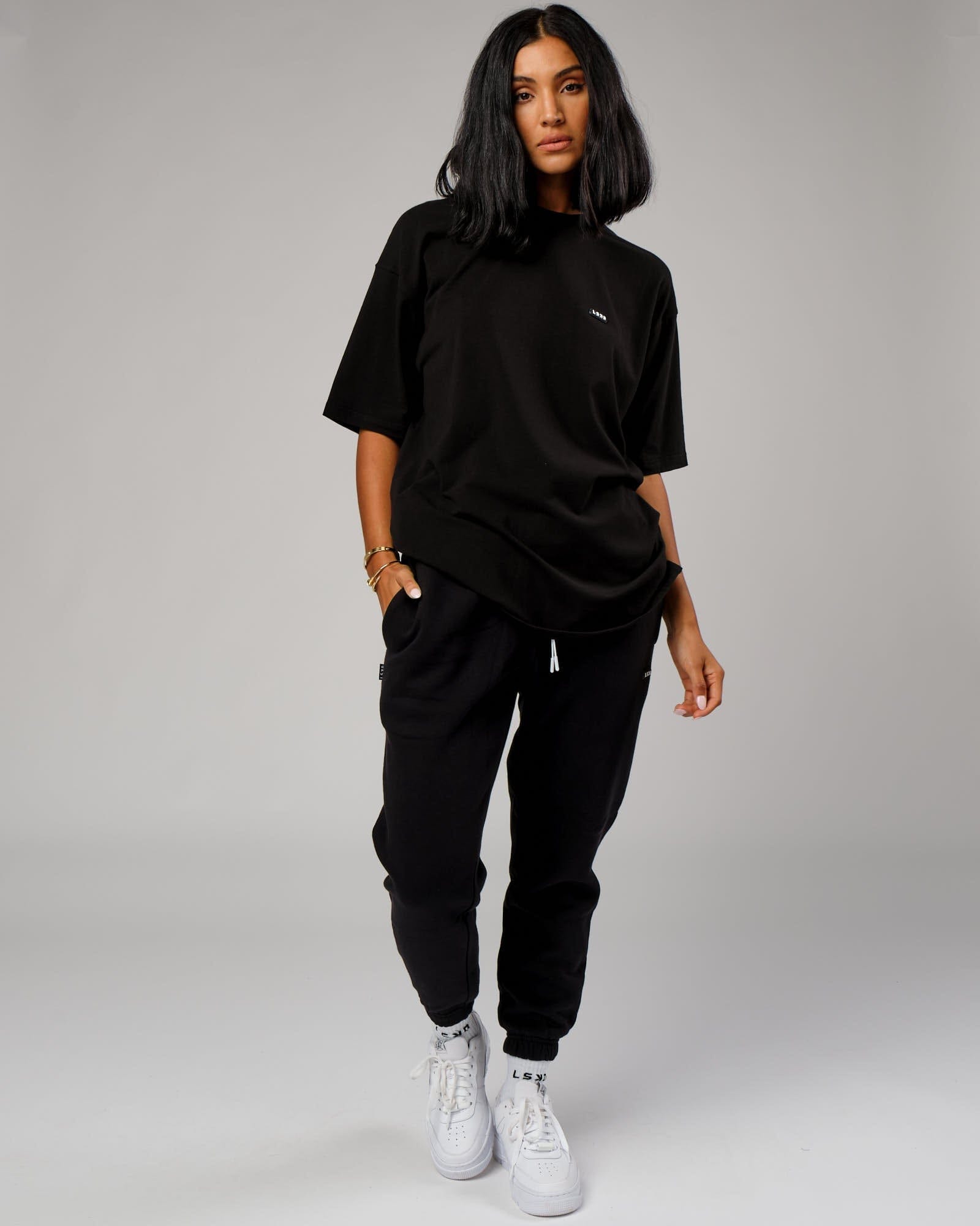 Model wearing Unisex Capsule Tee Oversize - Black
