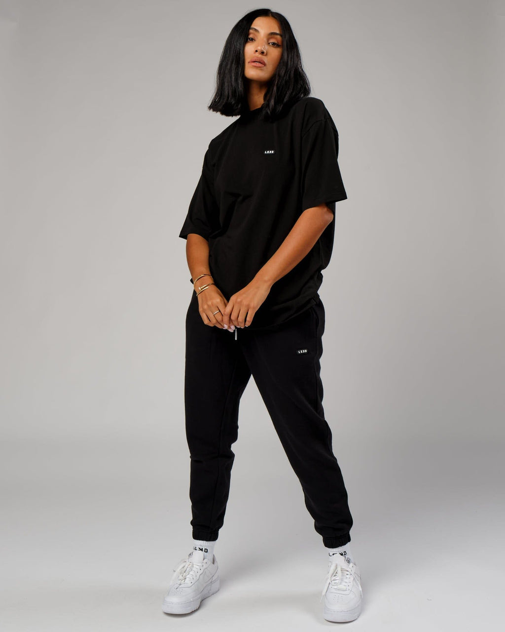 Model wearing Unisex Capsule Tee Oversize - Black