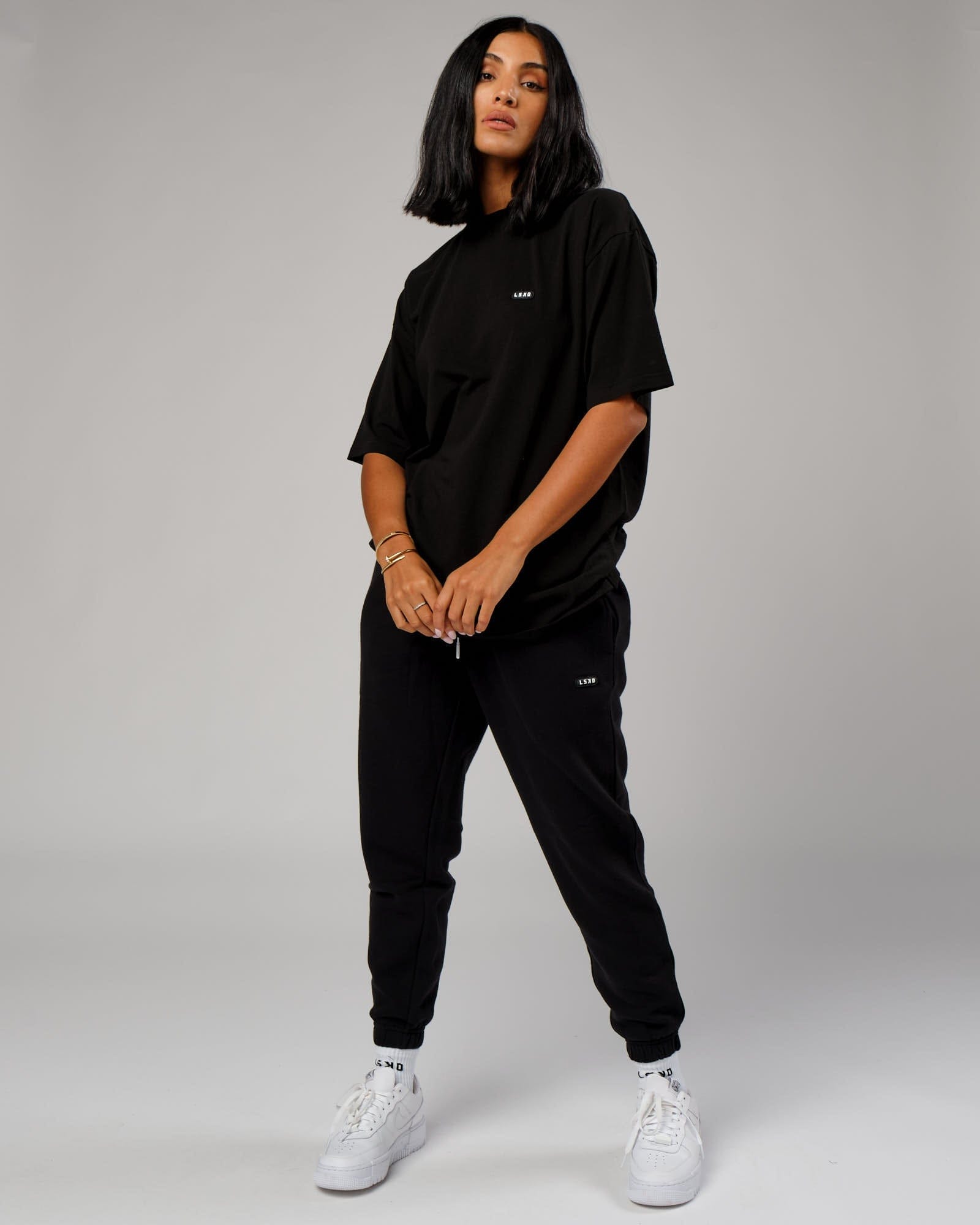 Model wearing Unisex Capsule Tee Oversize - Black
