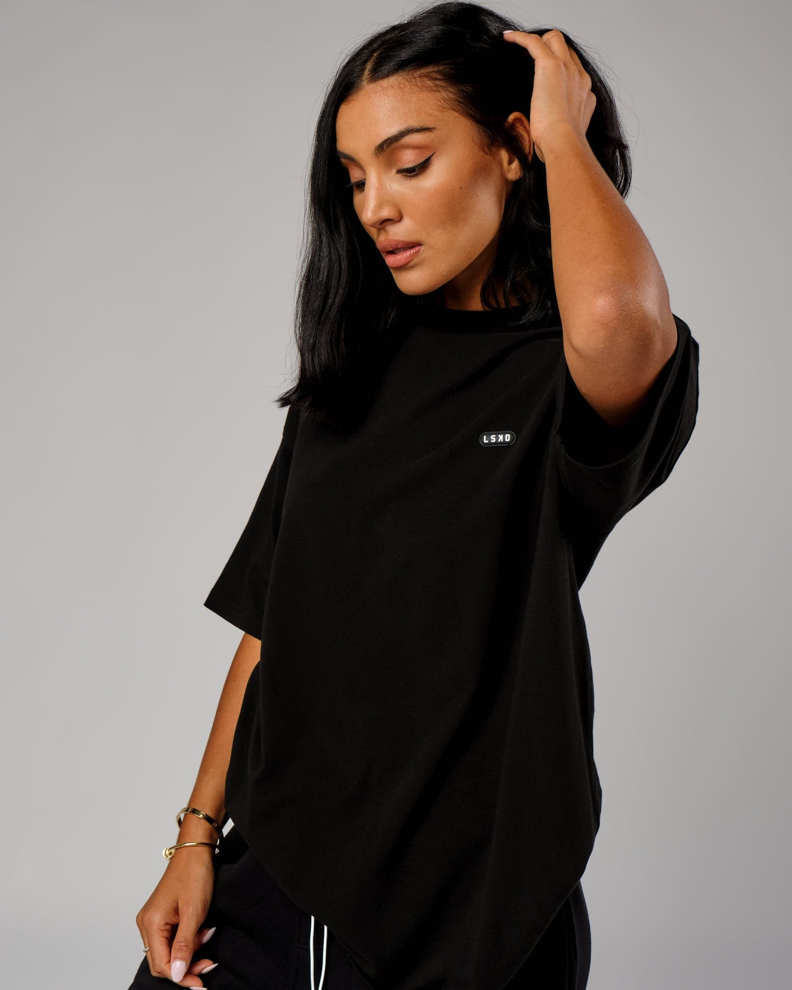 Model wearing Unisex Capsule Tee Oversize - Black