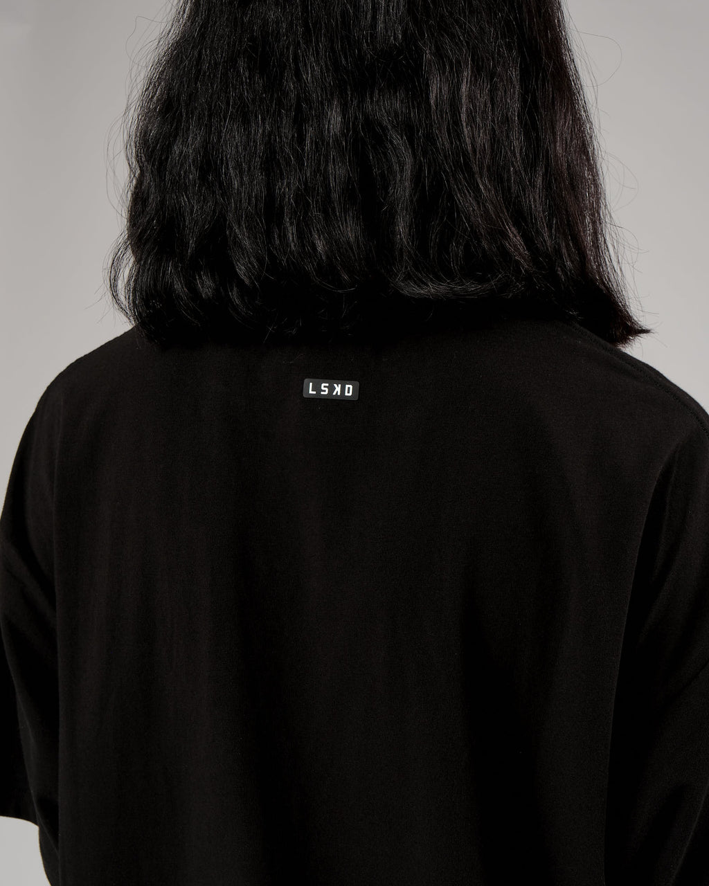 Model wearing Unisex Capsule Tee Oversize - Black