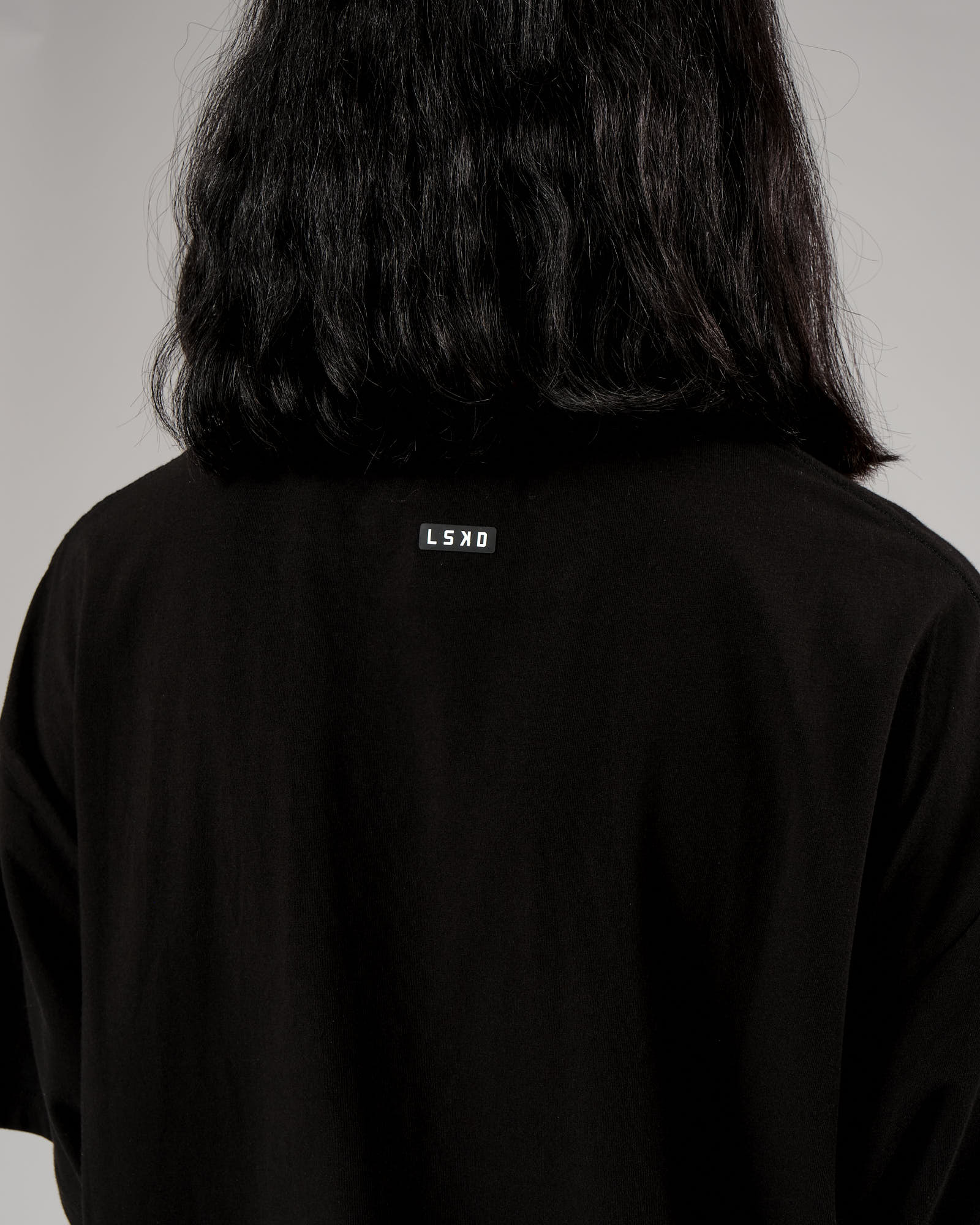 Model wearing Unisex Capsule Tee Oversize - Black