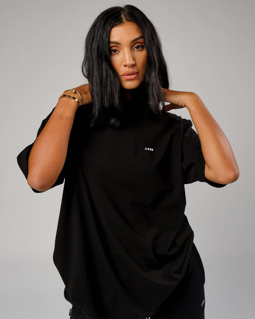 Model wearing Unisex Capsule Tee Oversize - Black