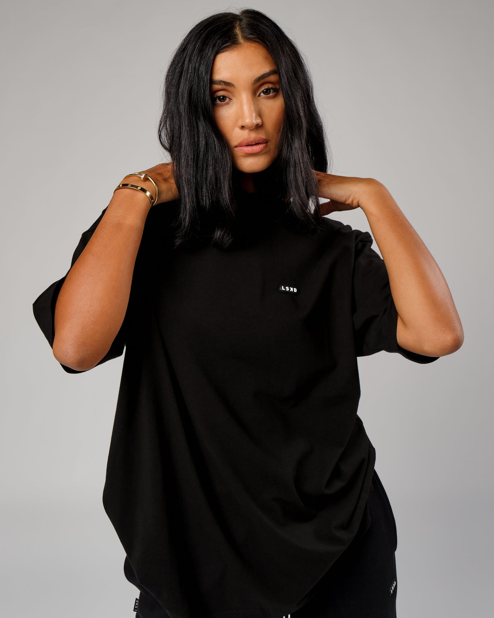 Model wearing Unisex Capsule Tee Oversize - Black
