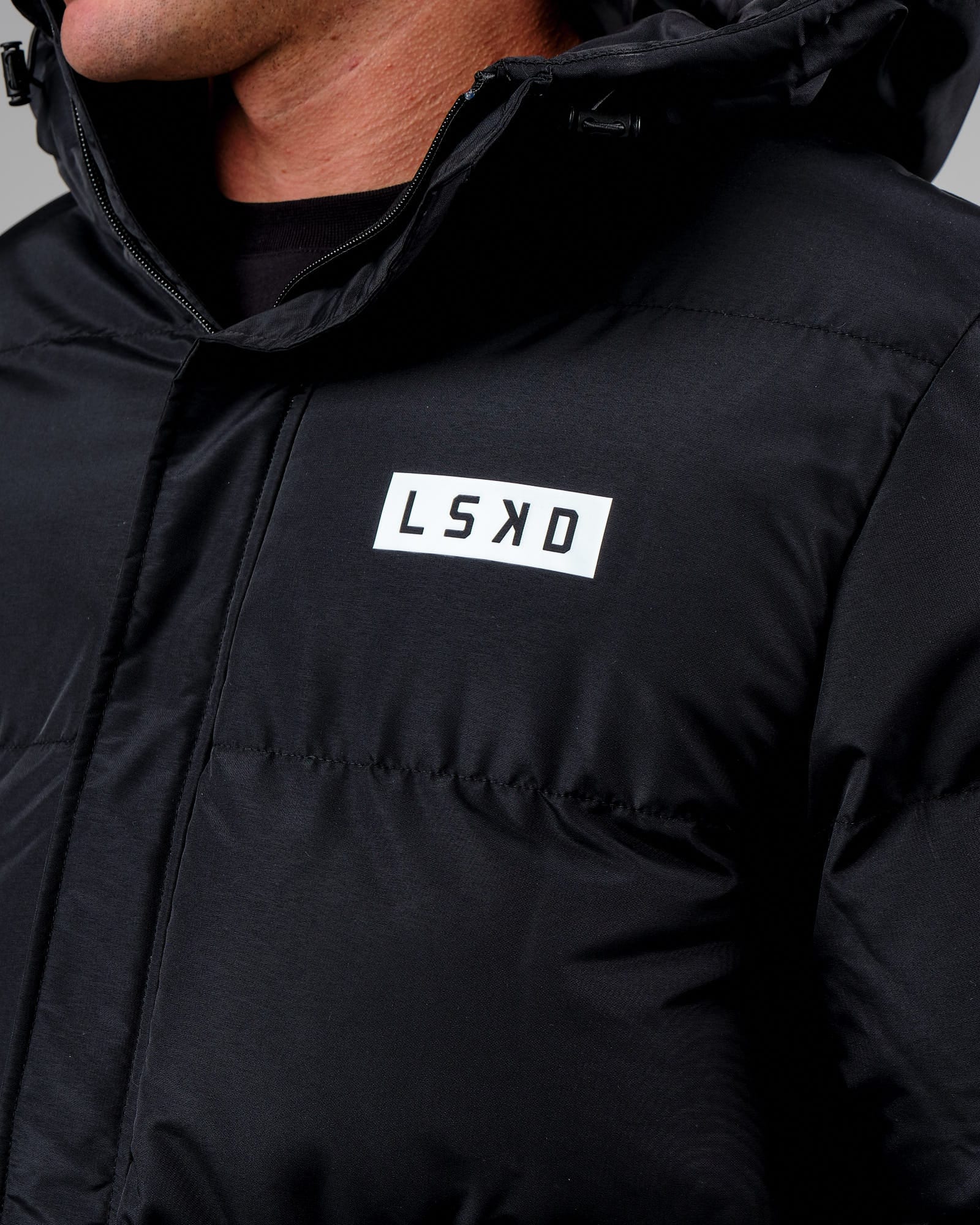 Model wearing Roasted Puffer Jacket Oversize 22 - Black