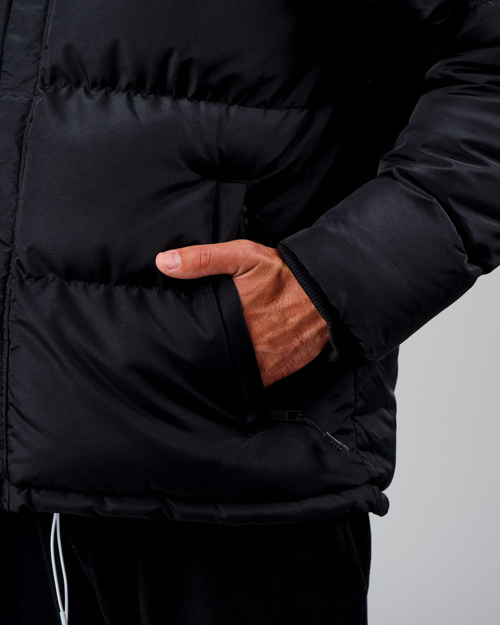 Model wearing Unisex Roasted Puffer Jacket Oversize 22 - Black