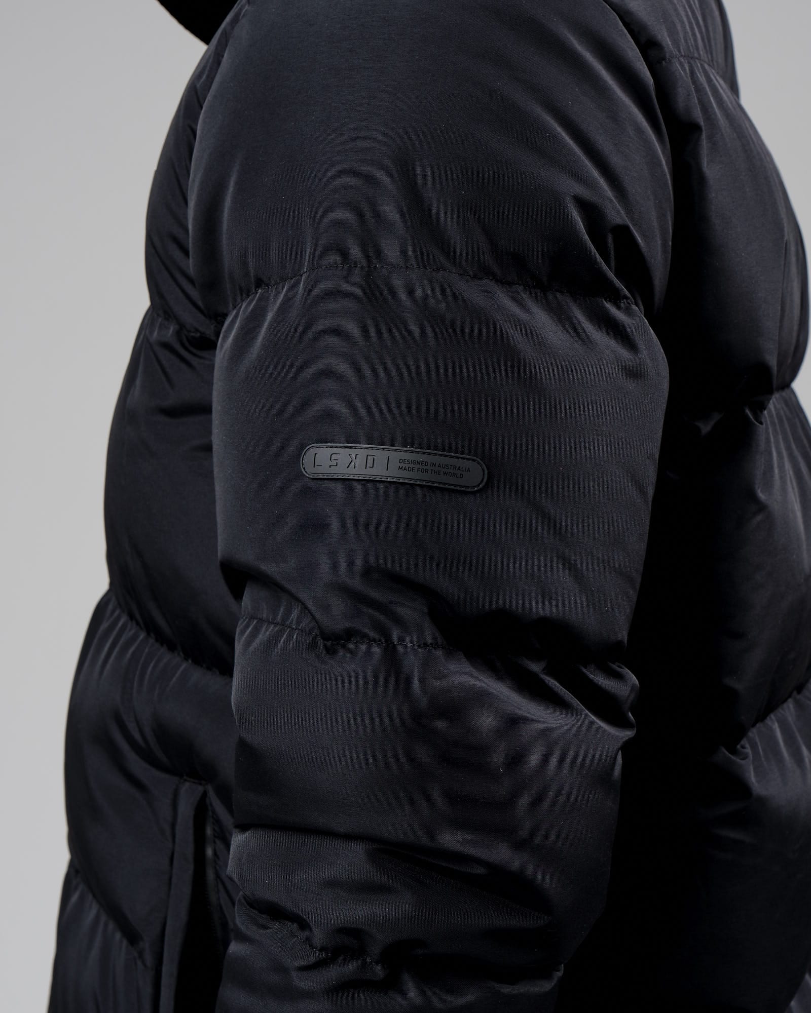 Model wearing Roasted Puffer Jacket Oversize 22 - Black