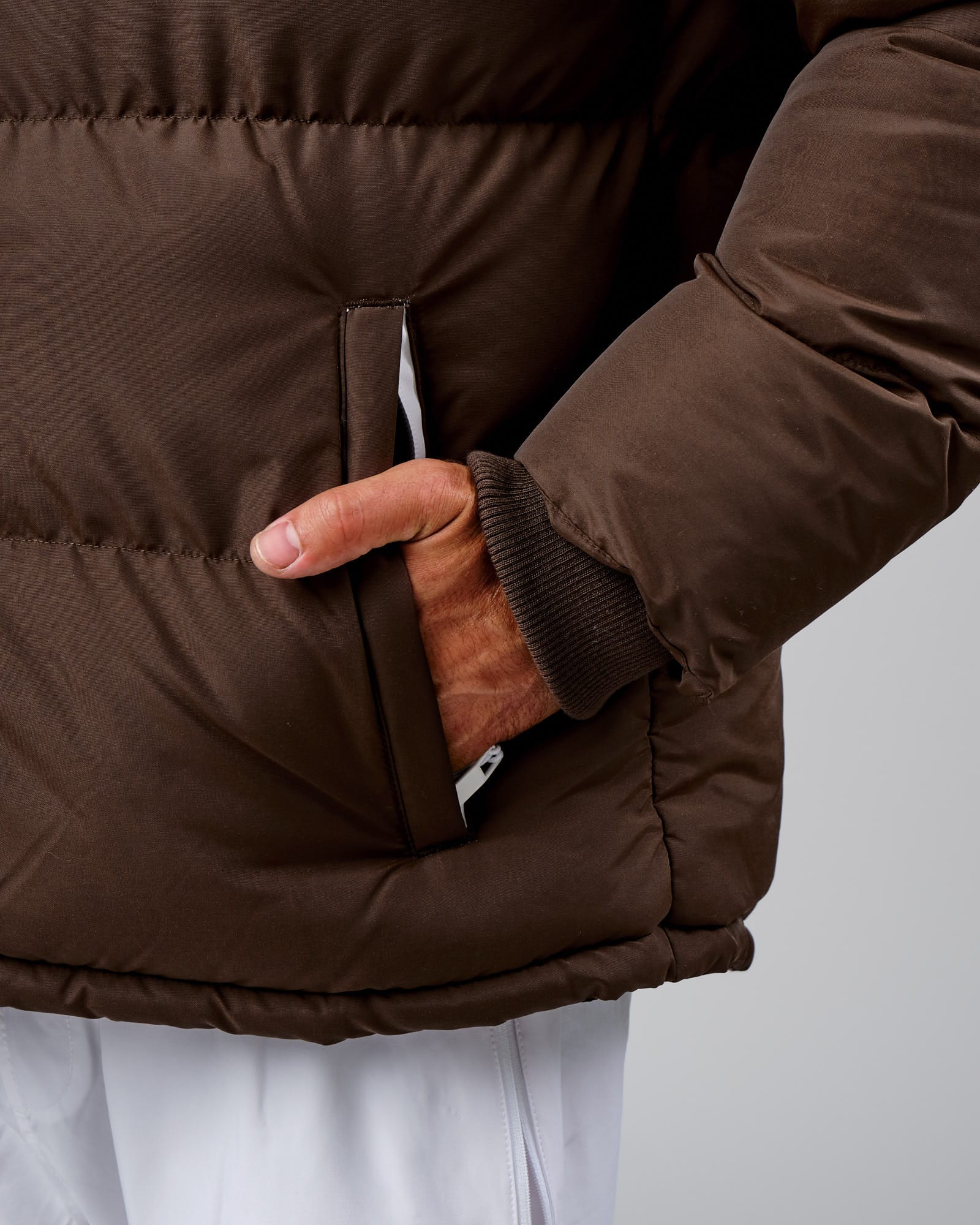 Model wearing Unisex Roasted Puffer Jacket Oversize 22 - Walnut